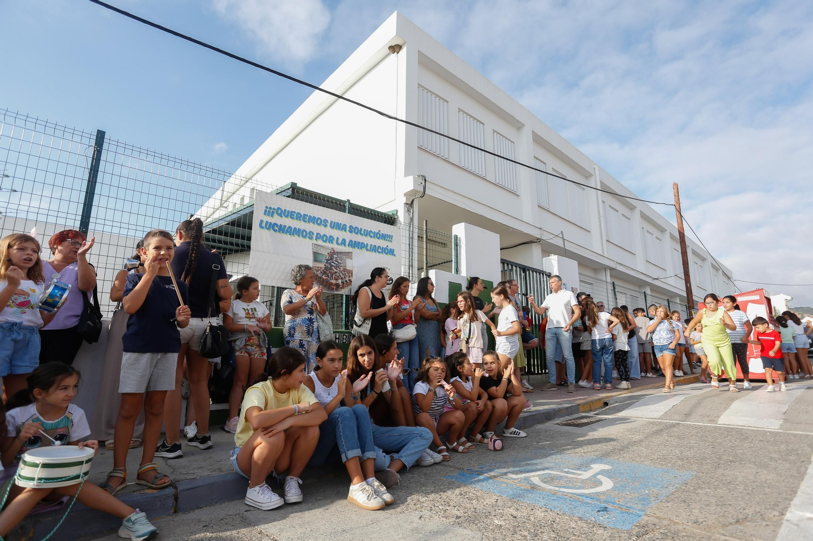 Manifestación de los alumnos y las familias del CEIP Aljibe de Jimena, en imágenes