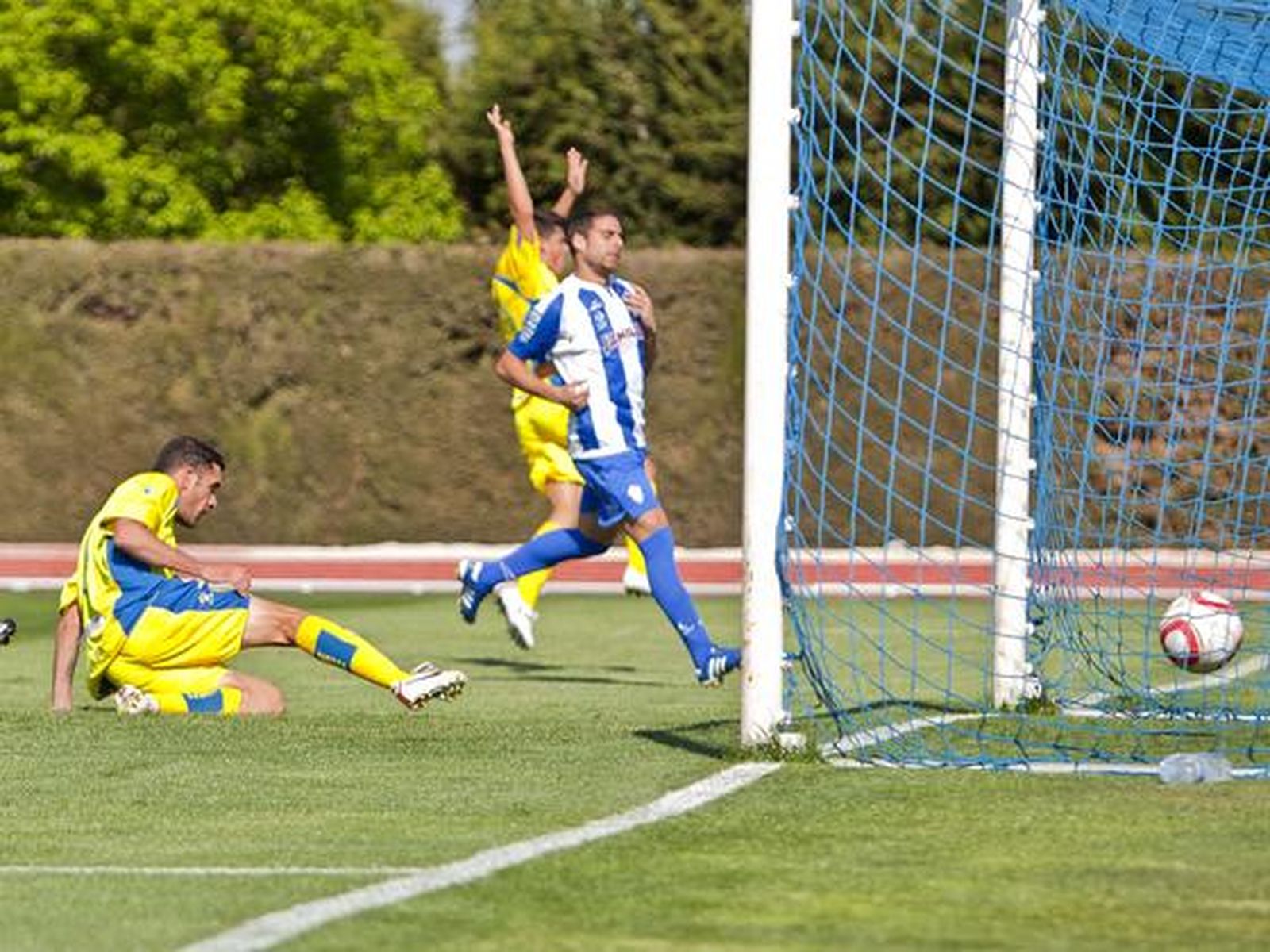 Enrique remata el primer tanto del Cádiz en Jumilla. 

Foto: LOF