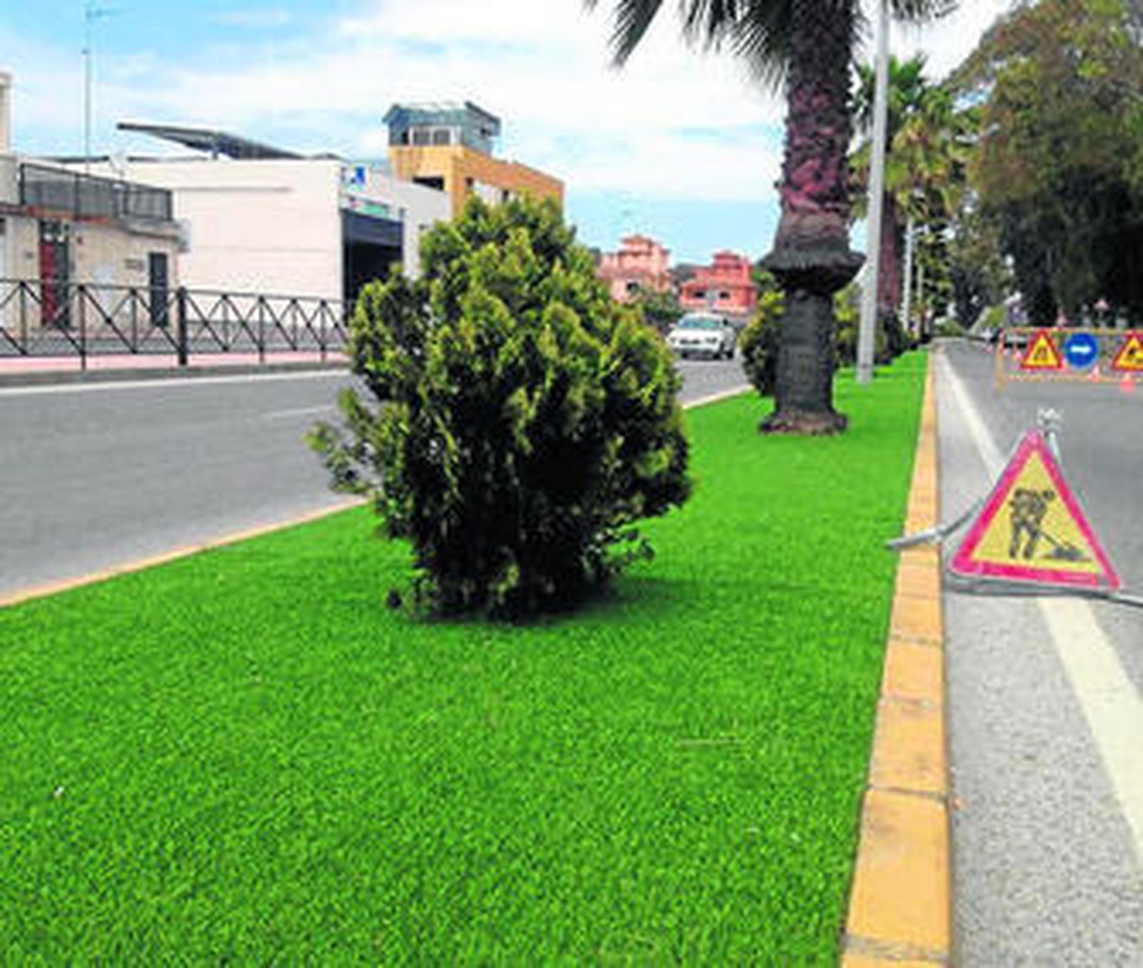 El césped artificial, ya colocado en un tramo de la Avenida Carlos Cano.