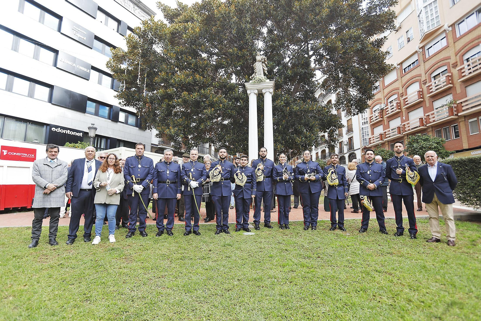 Imágenes de la Ofrenda de flores y rezo ante el monumento a la Inmaculada en Huelva