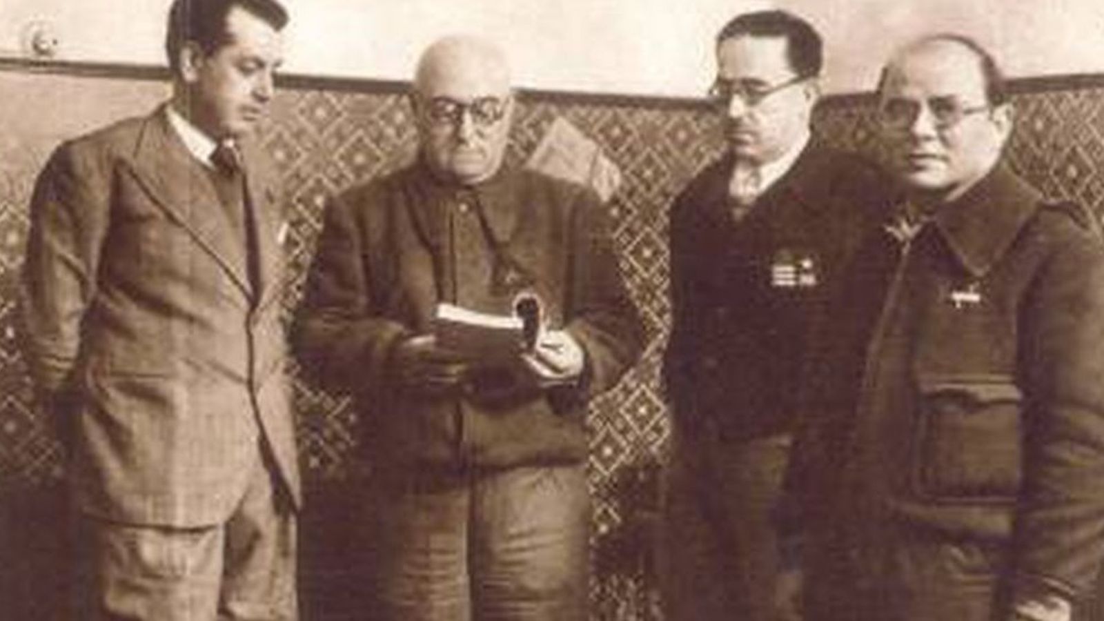De izqda. a dcha., Antonio Otero Seco, José Miaja (con un ejemplar de 'Gavroche en el parapeto'), Vicente Rojo y Elías Palma, abril de 1937.