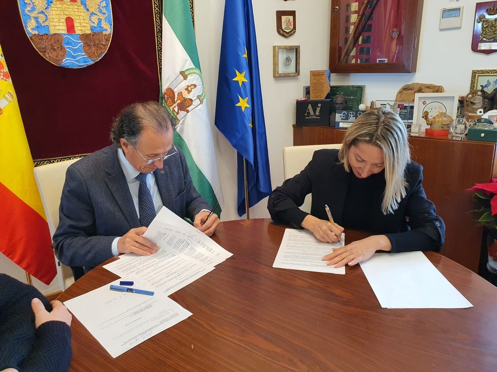 Un momento de la rúbrica del acuerdo con La Fundación.