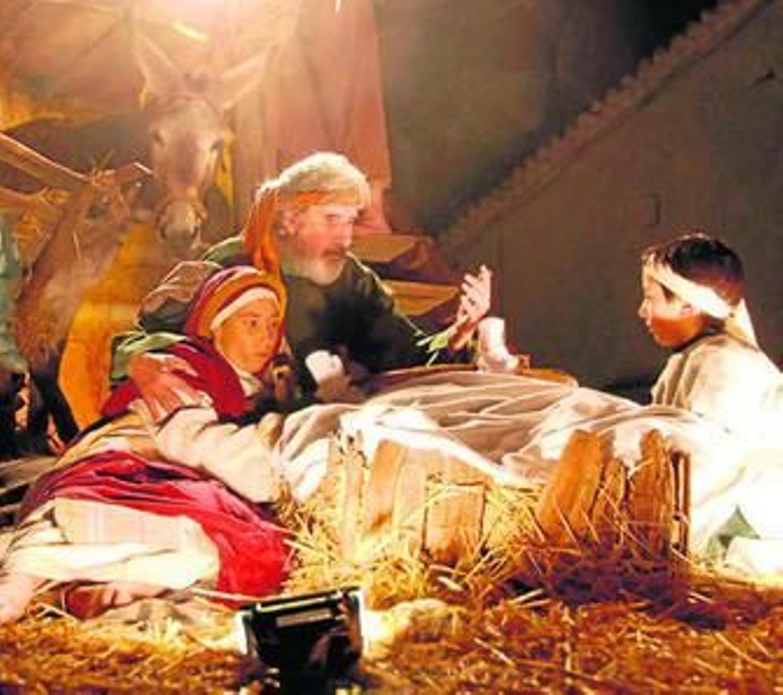 1. Escena del Nacimiento que se representa en la Cabalgata 2. Estampa viviente de la Virgen María, San José y el Niño Jesús. Impacta por su belleza y plasticidad. 3 y 4. Unos herreros se afanan con el yunque, a su derecha los visitantes observan el museo de la Cabalgata.  5.  Maniquíes con los vestidos sacados en la noche mágica.