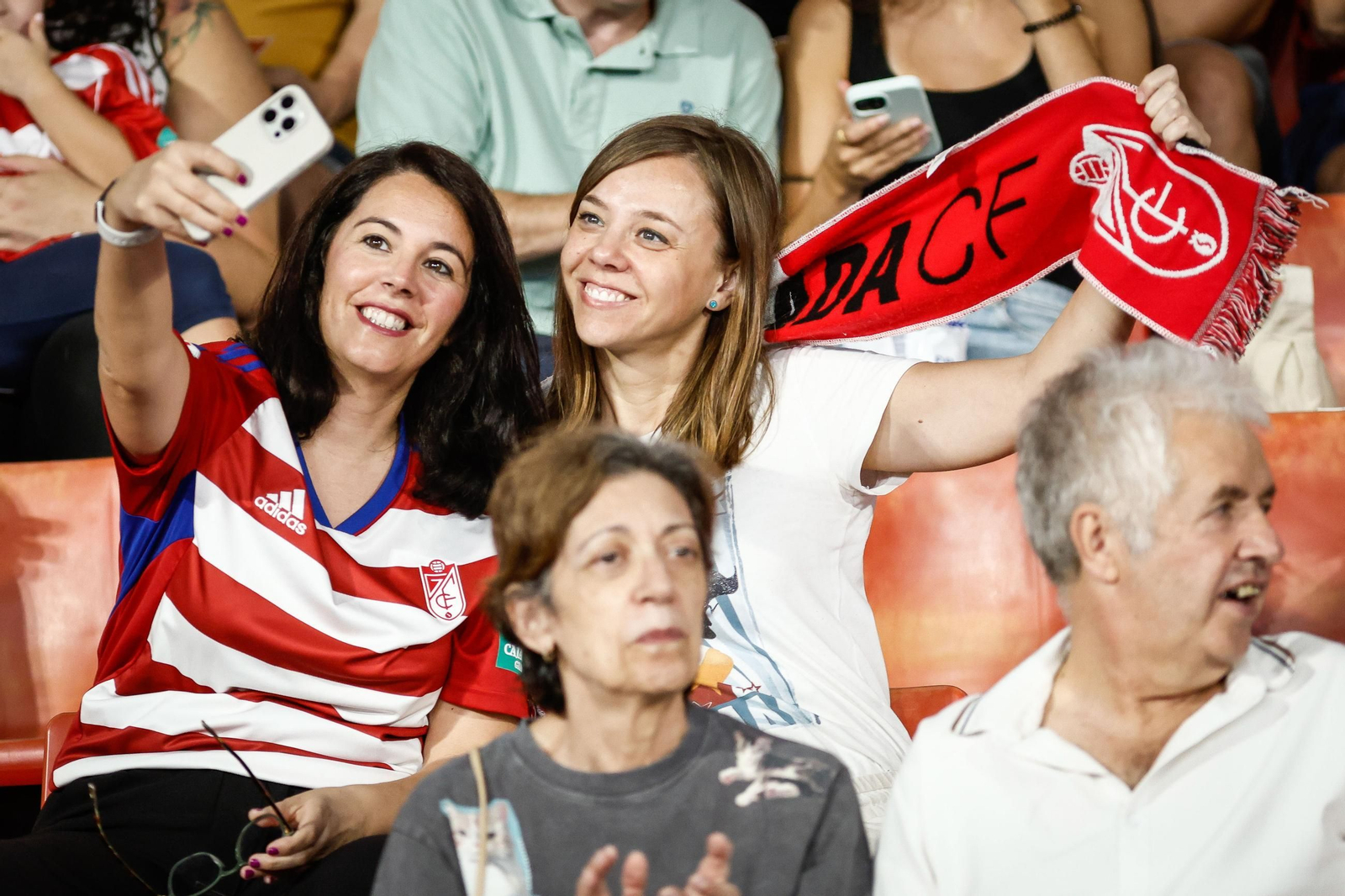 Encuéntrate en la grada de Los Cármenes en el Granada-Mirandés