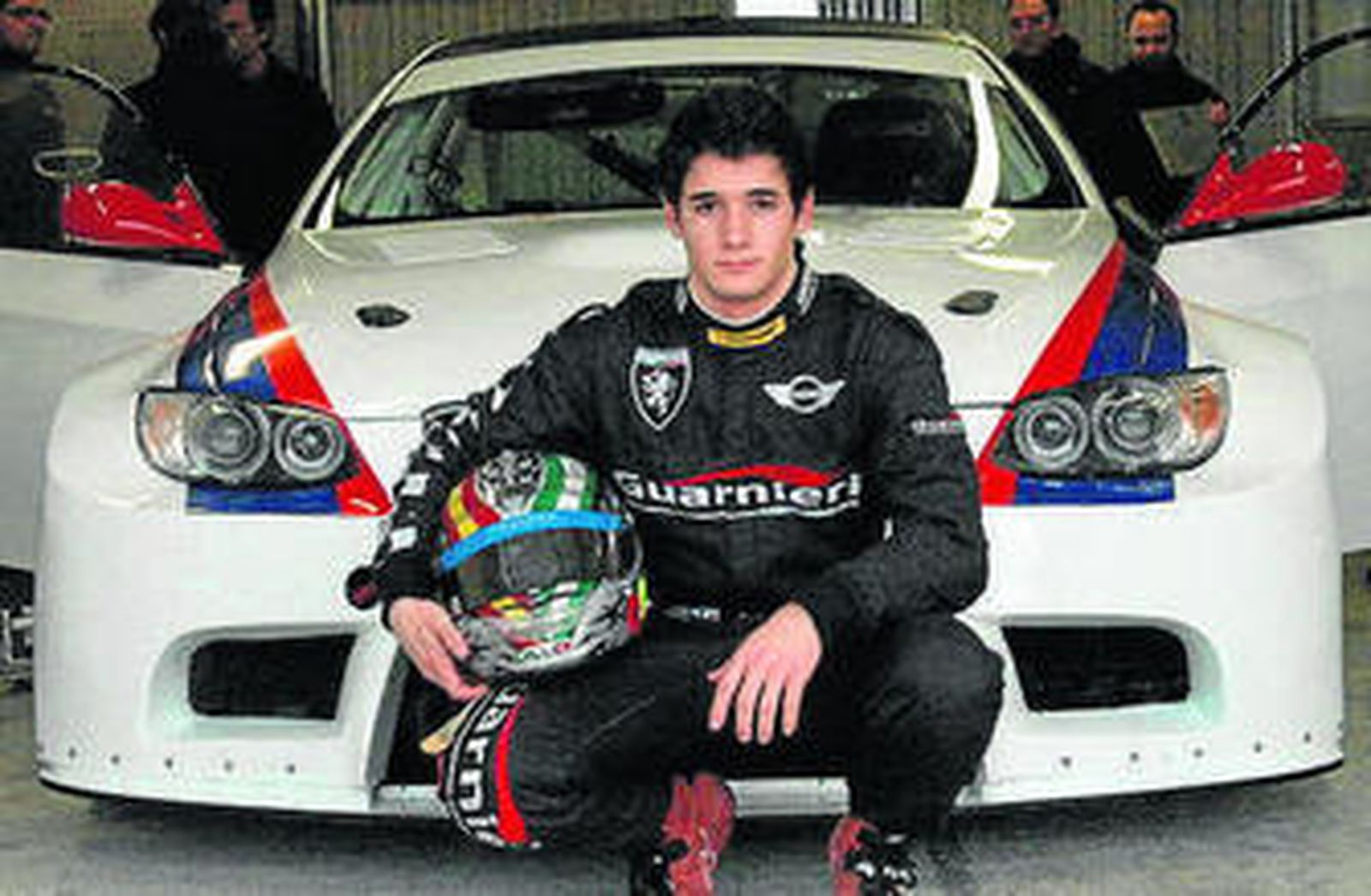 El joven piloto Salvador Tineo calienta motores