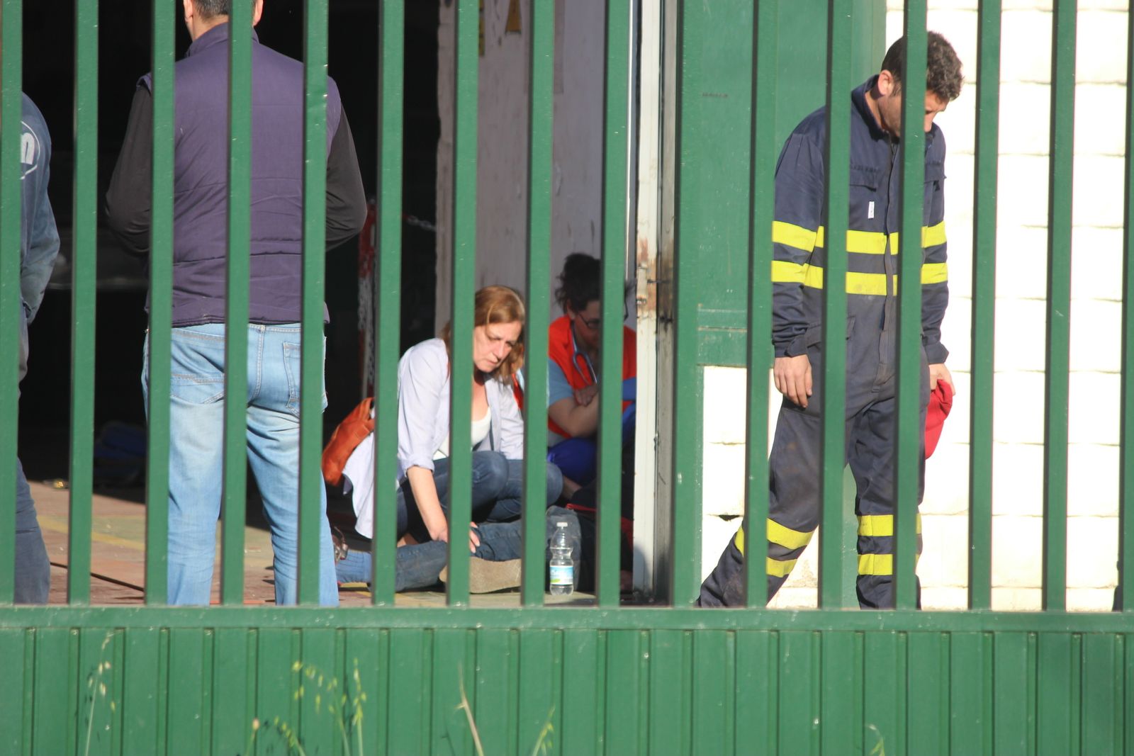 Un compañero de los fallecidos, completamente abatido tras conocer lo ocurrido ayer, tuvo que ser atendido por los servicios sanitarios.