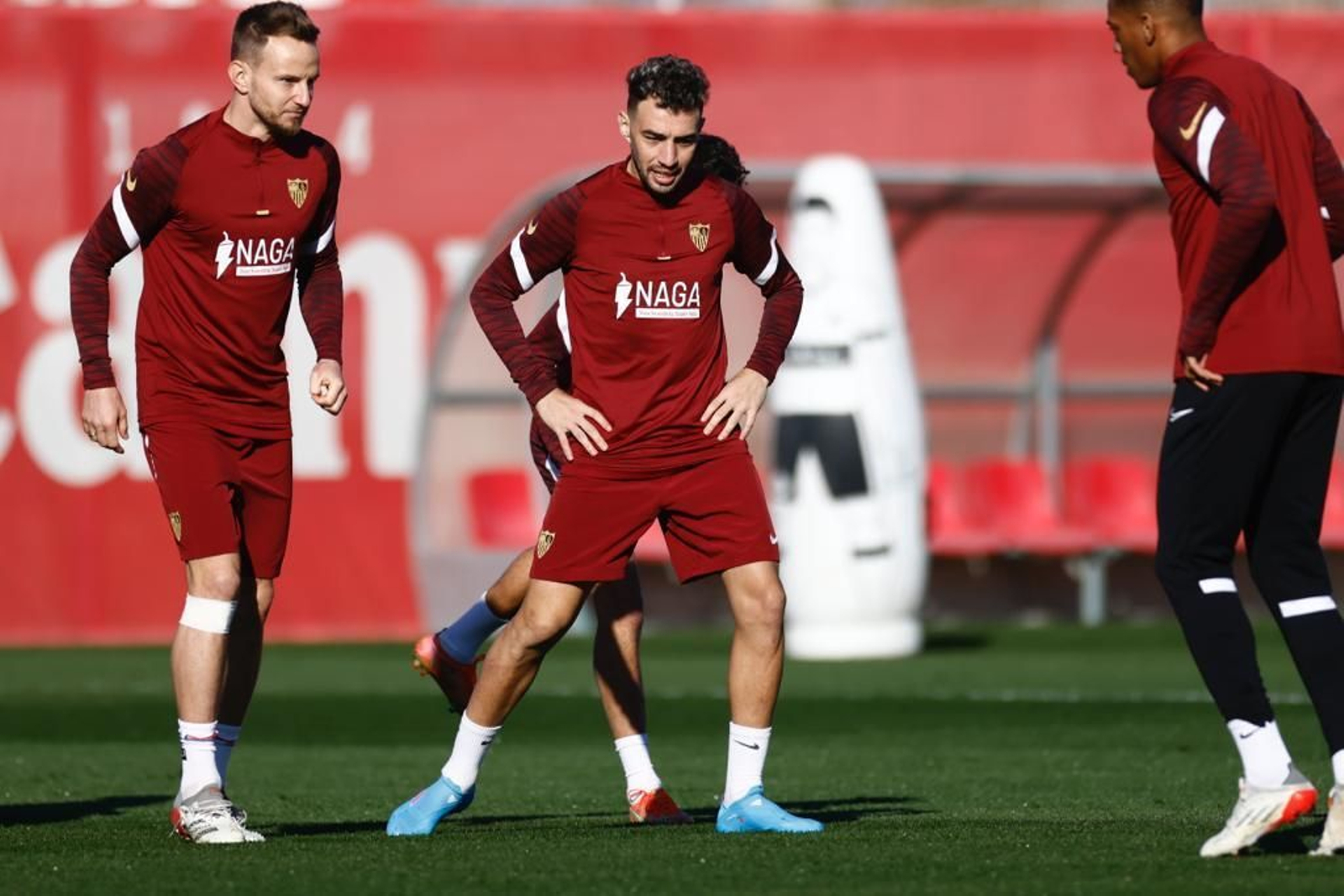 Munir, sonriente, entre Rakitic y Martial.