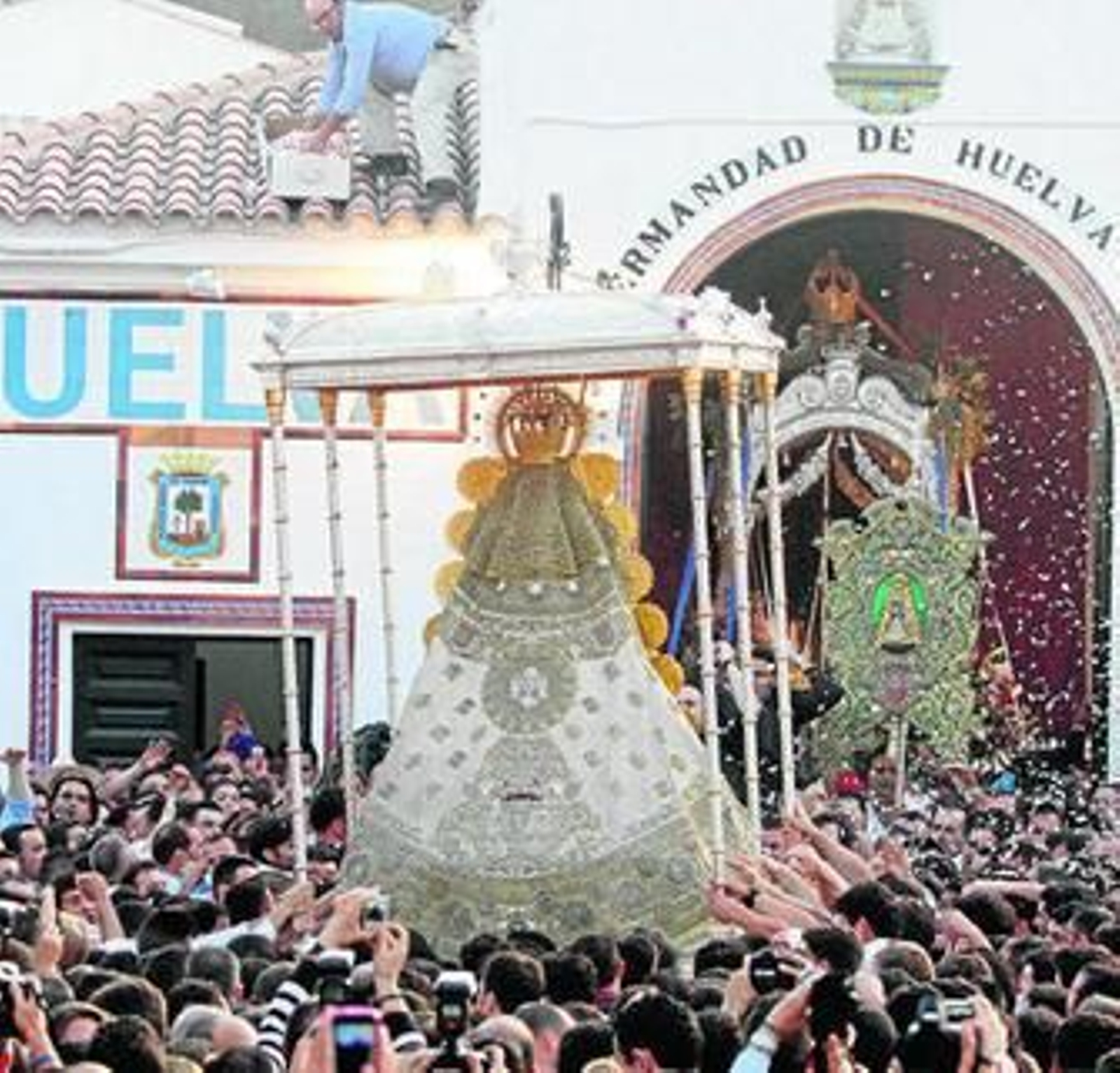 Procesión de la Blanca Paloma 2012, frente al Simpecado de Huelva.