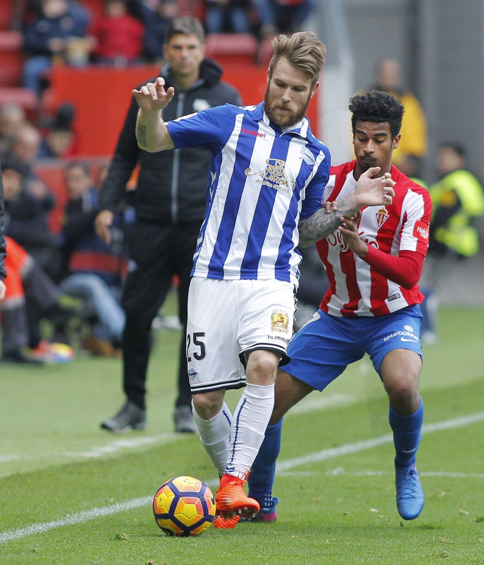 El serbio del Alavés Katai controla el balón ante la presión de Afif.
