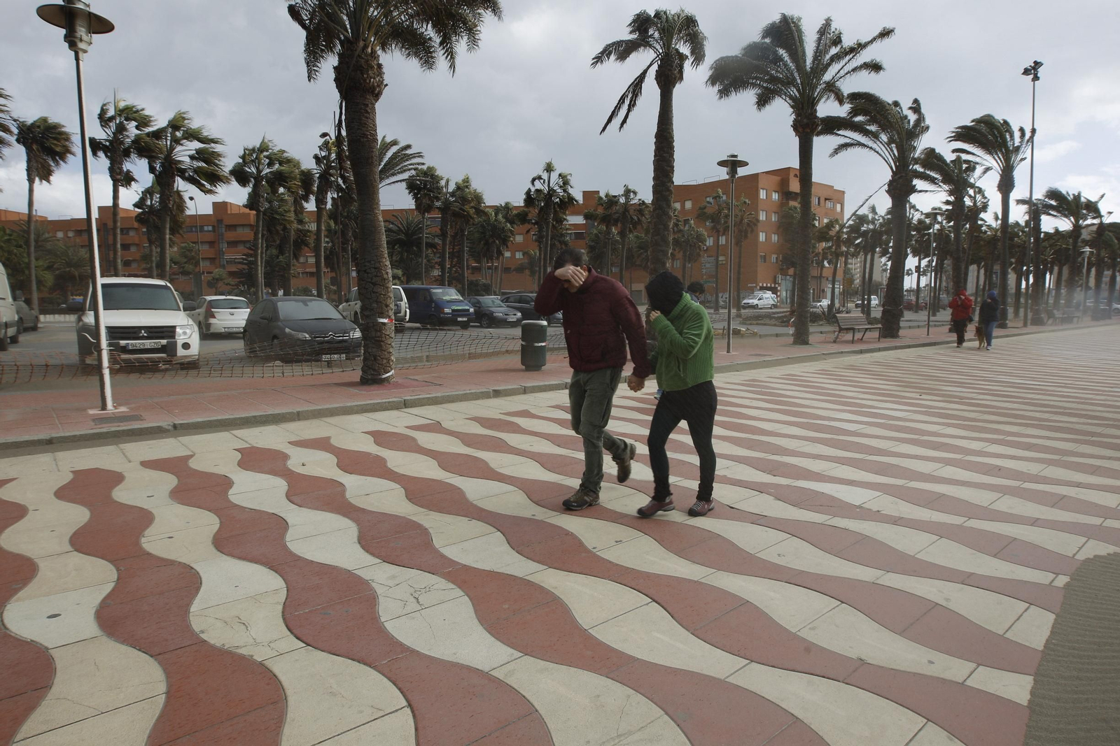 El viento hacía casi imposible transitar por el Paseo Marítimo a primera hora de la mañana