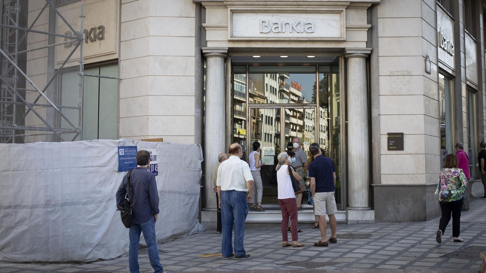 Colas en bancos de Bankia en Granada que adelantan Ingreso Mínimo Vital .
