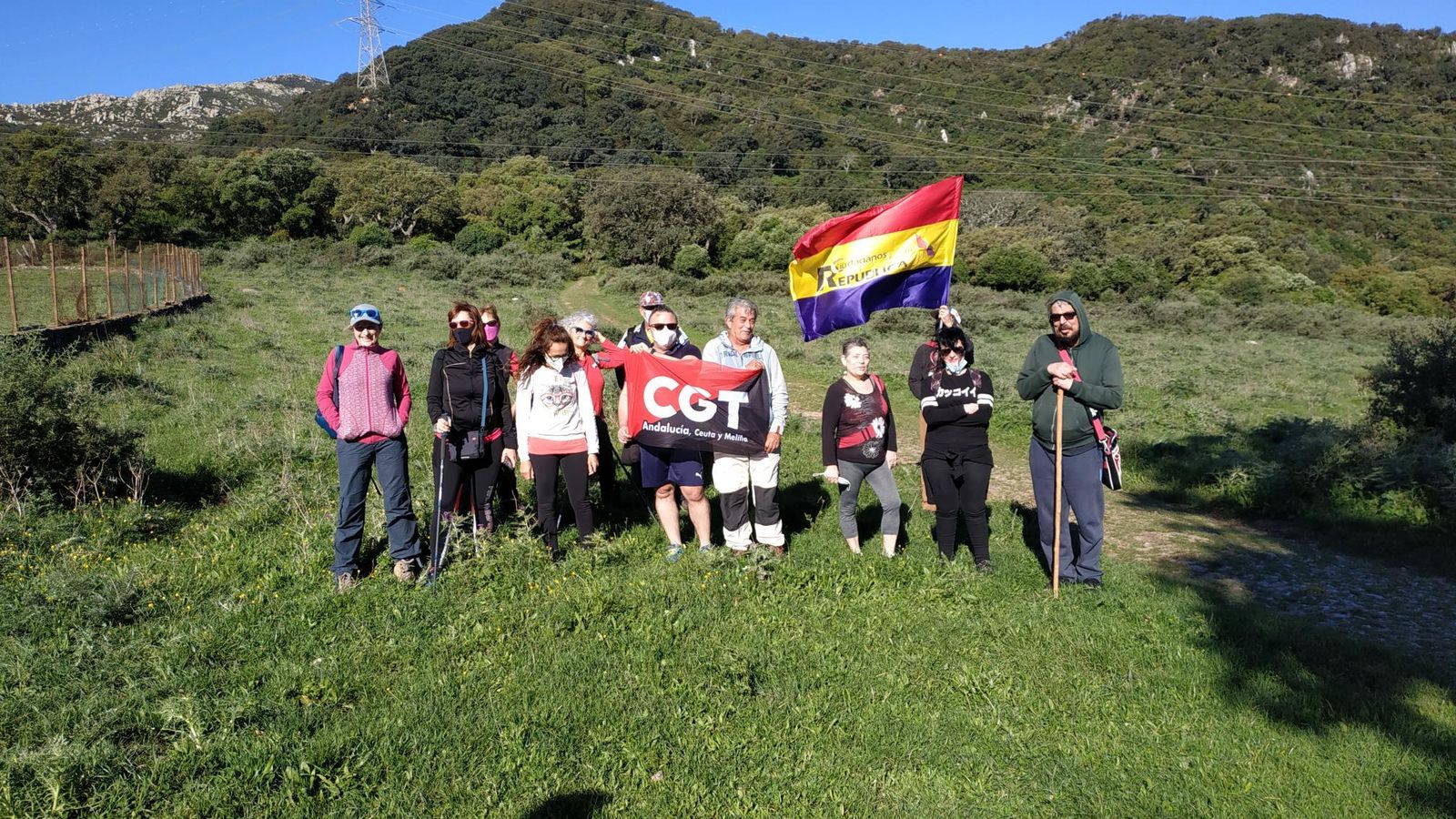 Los asistentes a la ruta por el Camino de los Prisioneros.