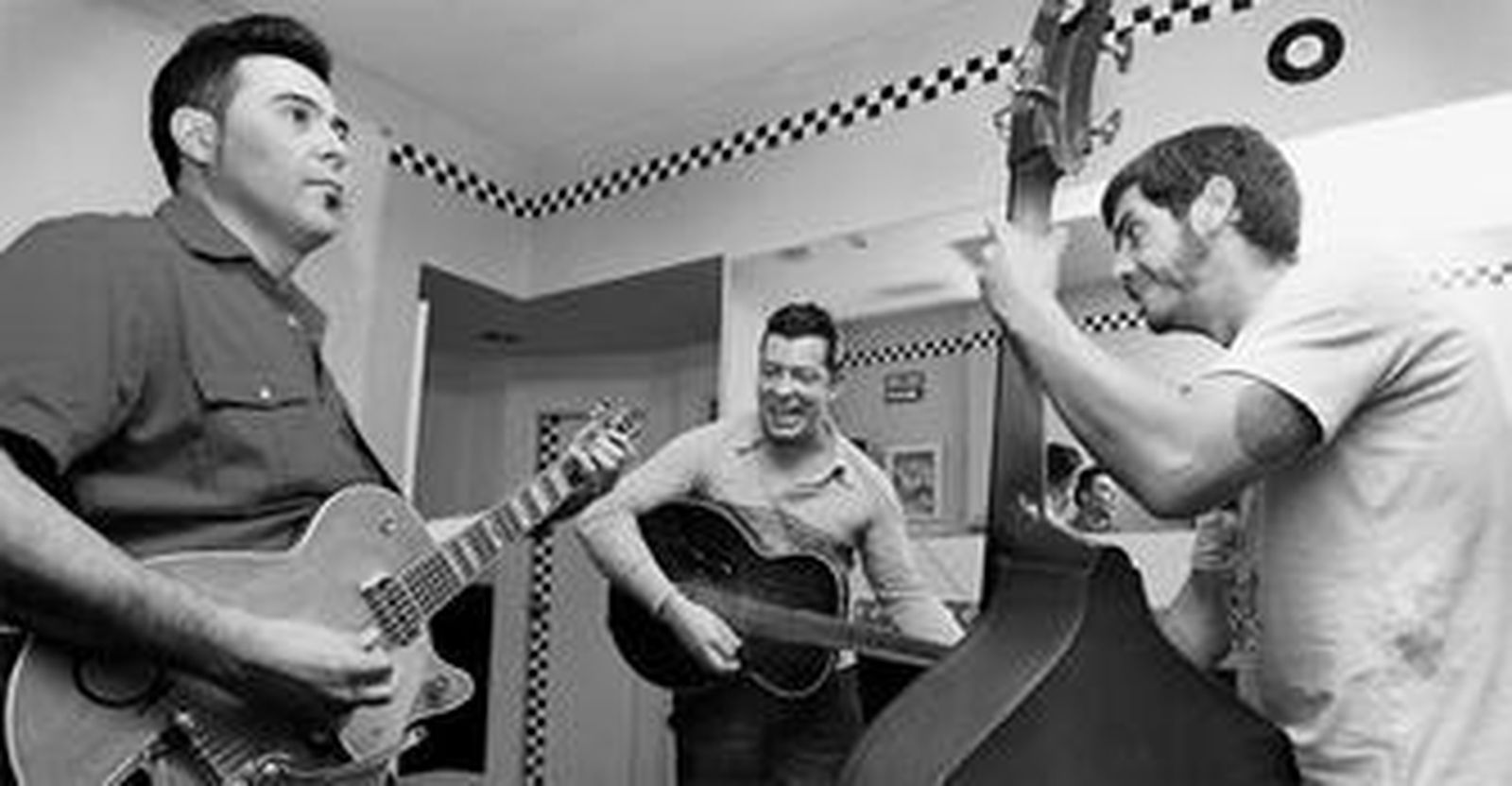 De izquierda a derecha Carlos Jiménez, Miguel Serrano y Mané Galisteo, ayer en el pub Drunk-O-Rama en pleno ensayo.