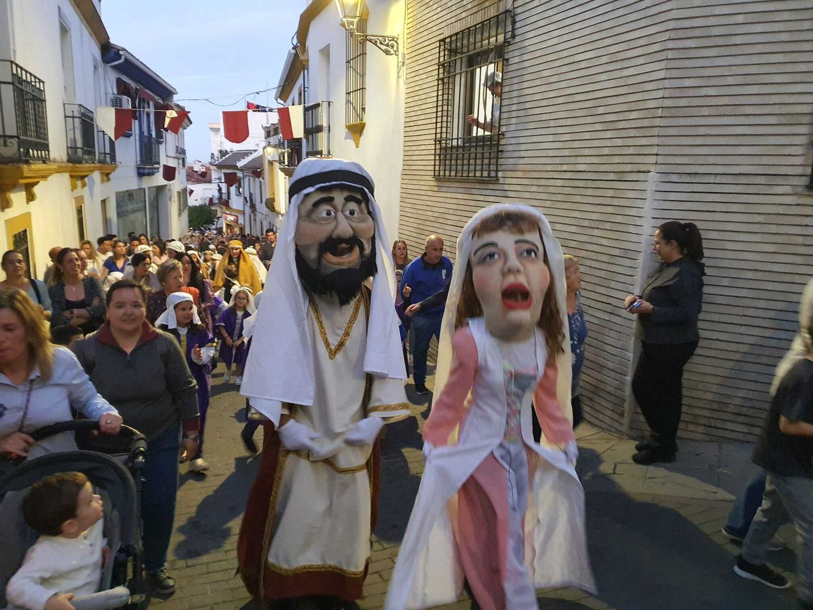 El gran pasacalles inaugural del Zoco de la Encantá de Almodóvar del Río, en imágenes