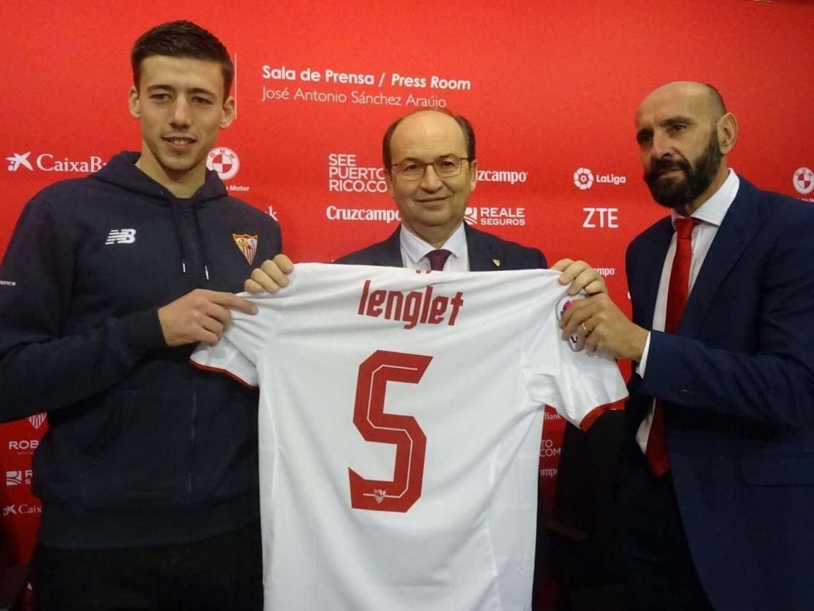 Lenglet, junto a Castro y Monchi, en su presentación.