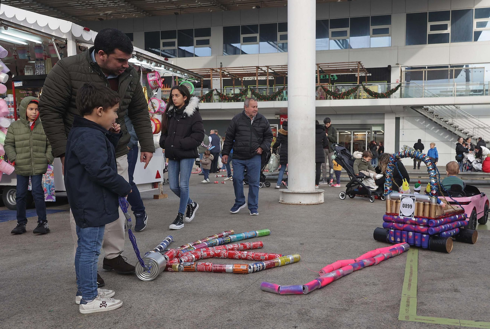 Búscate en las fotos del Arrastre de Latas 2025 en Algeciras
