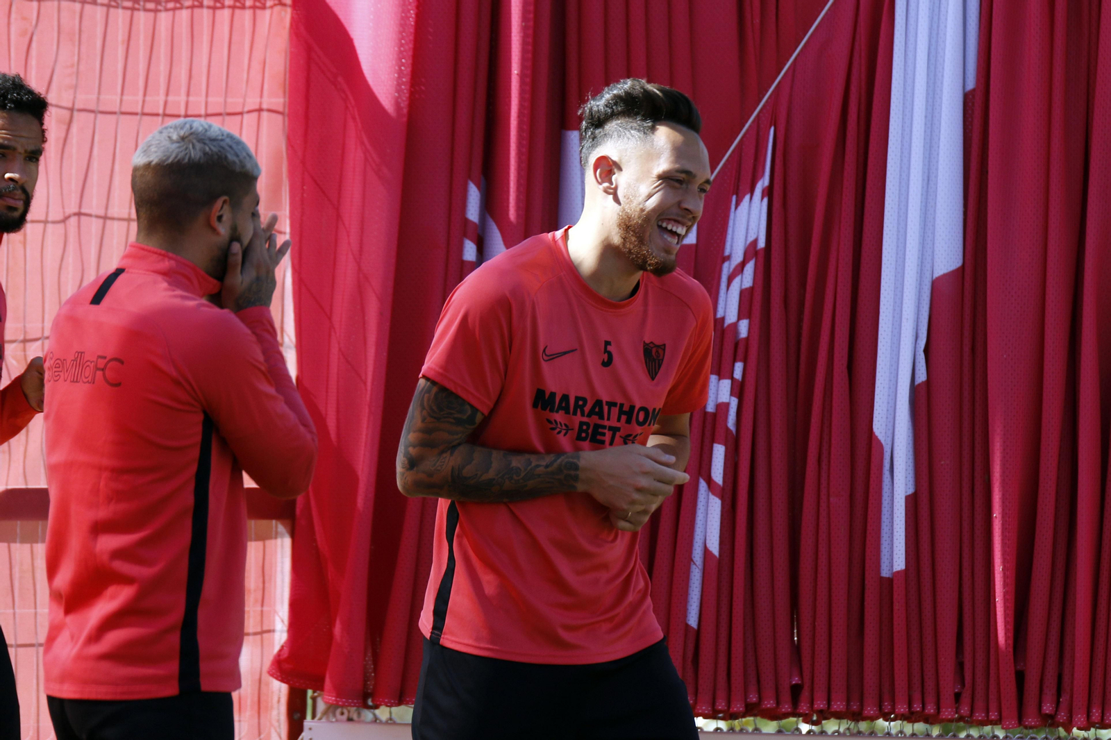 Ocampos ríe abiertamente con Banega antes de conocerse su lesión.