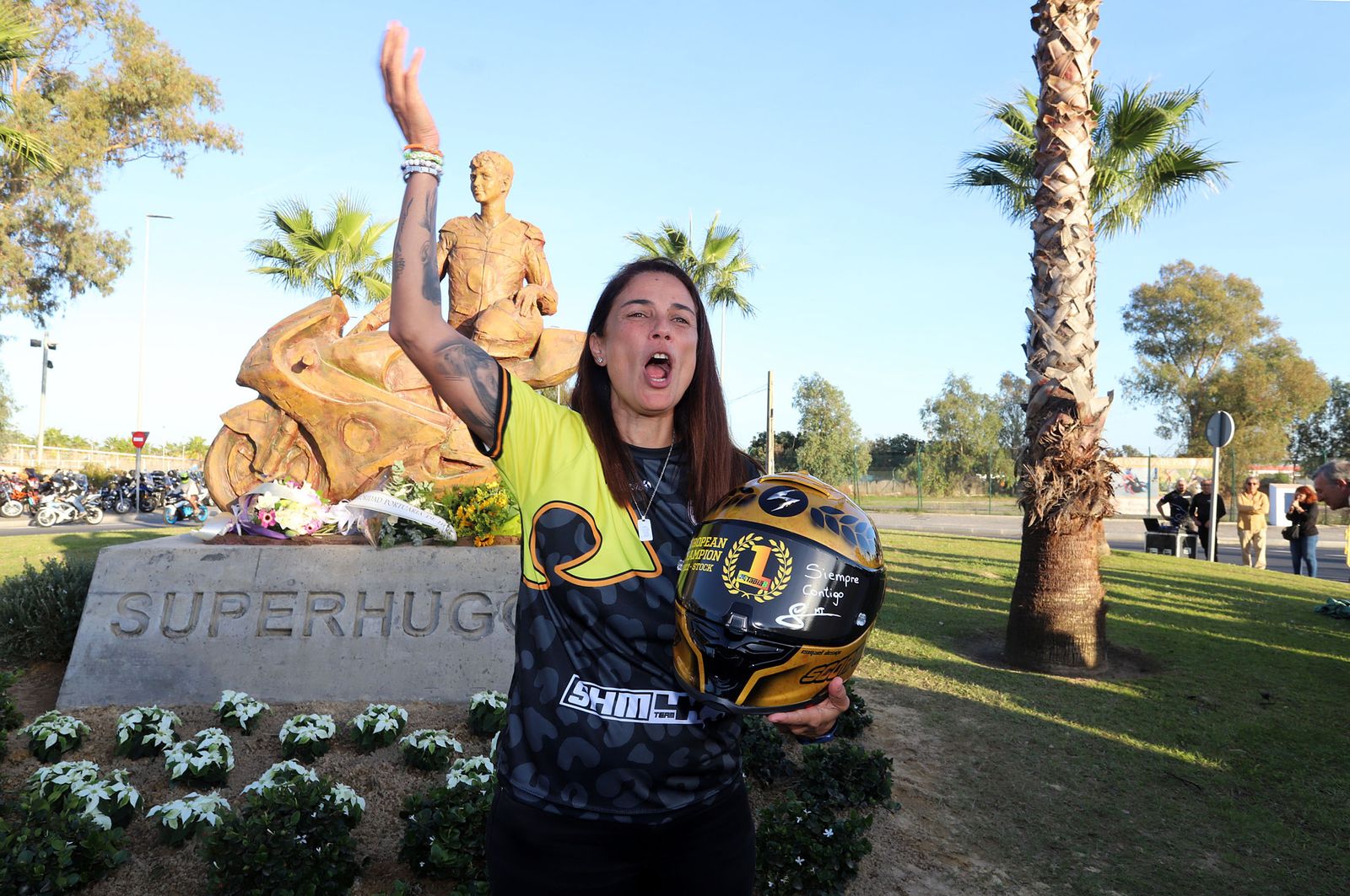 Imágenes del monumento a Súper Hugo en la rotonda frente al Nuevo Colombino