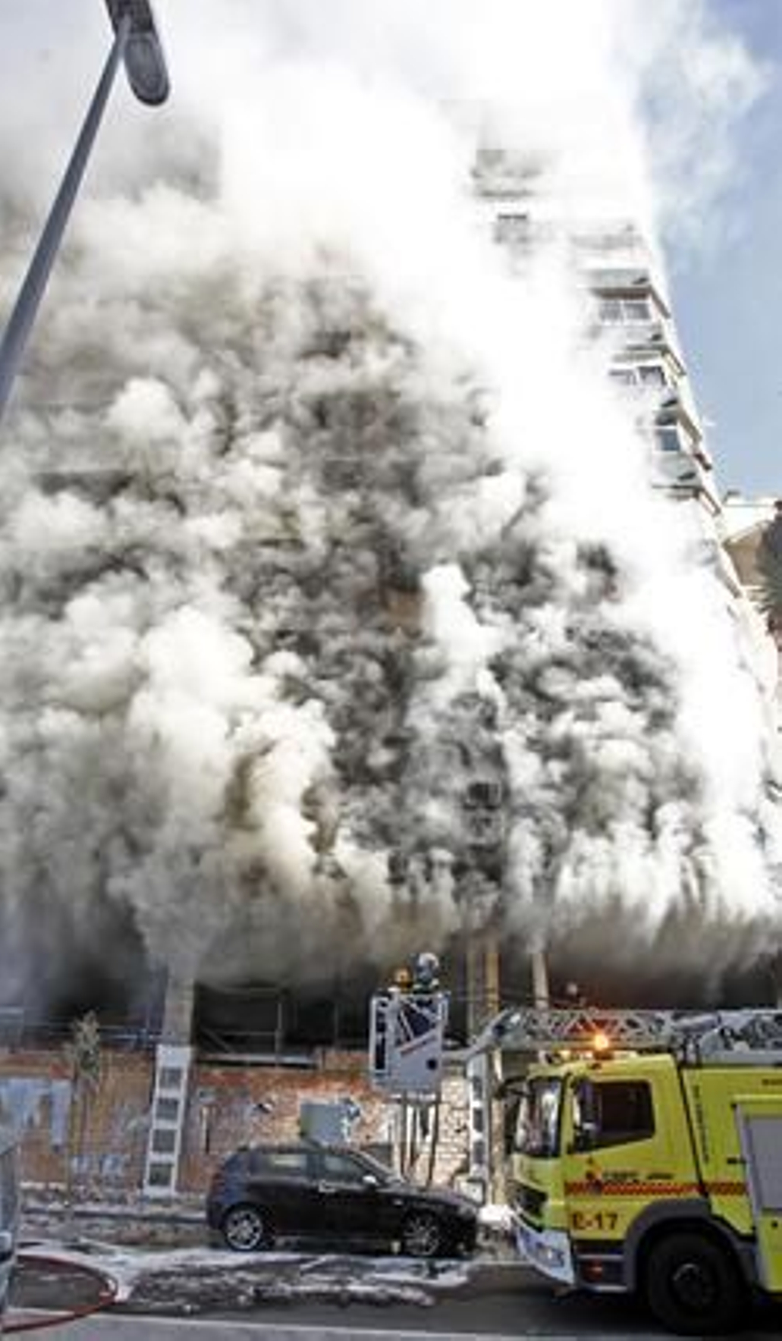 Espectacular incendio en un edificio de la calle Brasil. /Jesús Marín