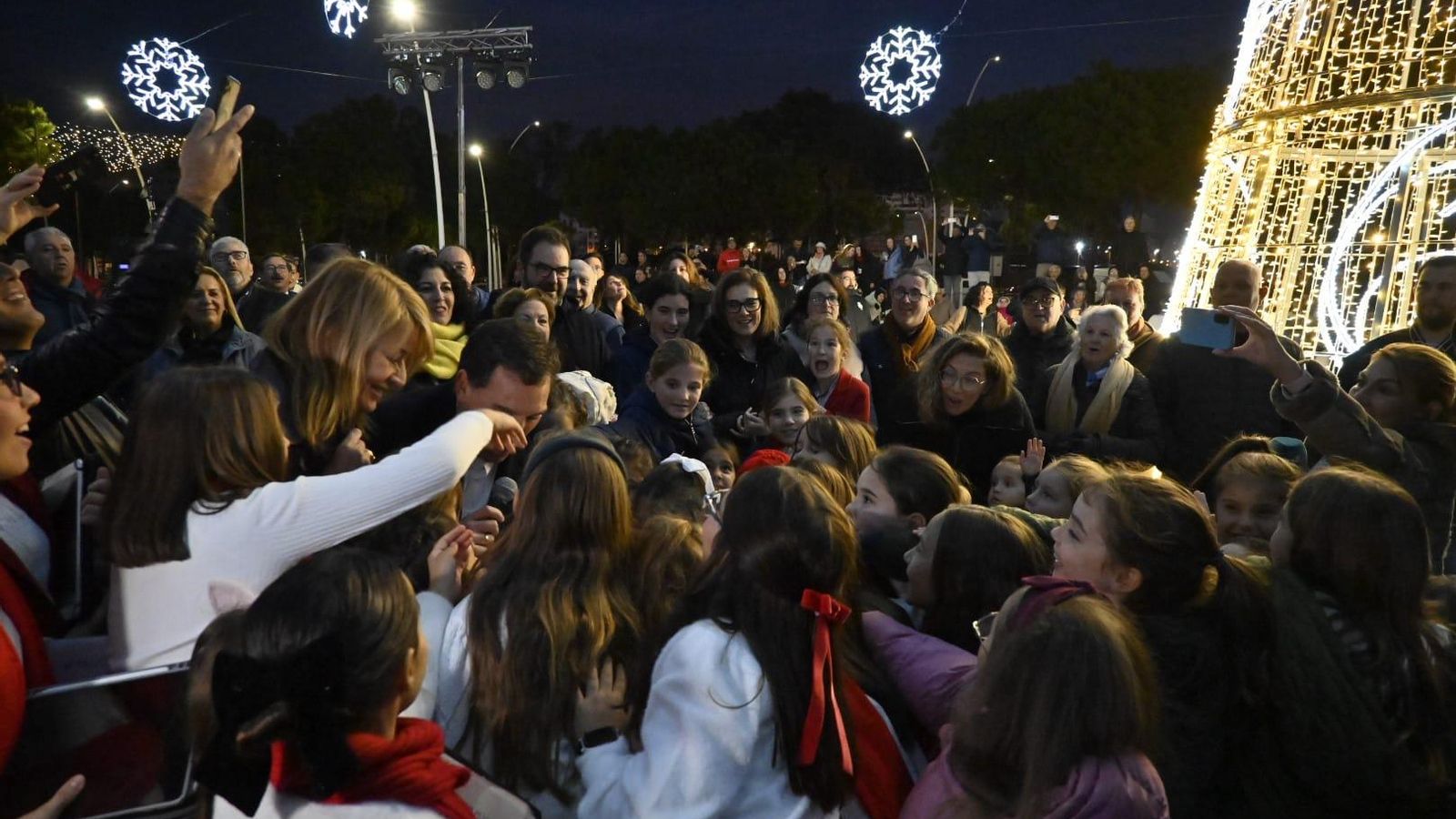 La alcaldesa de Huelva y el presidente del Puerto saludando a los niños.