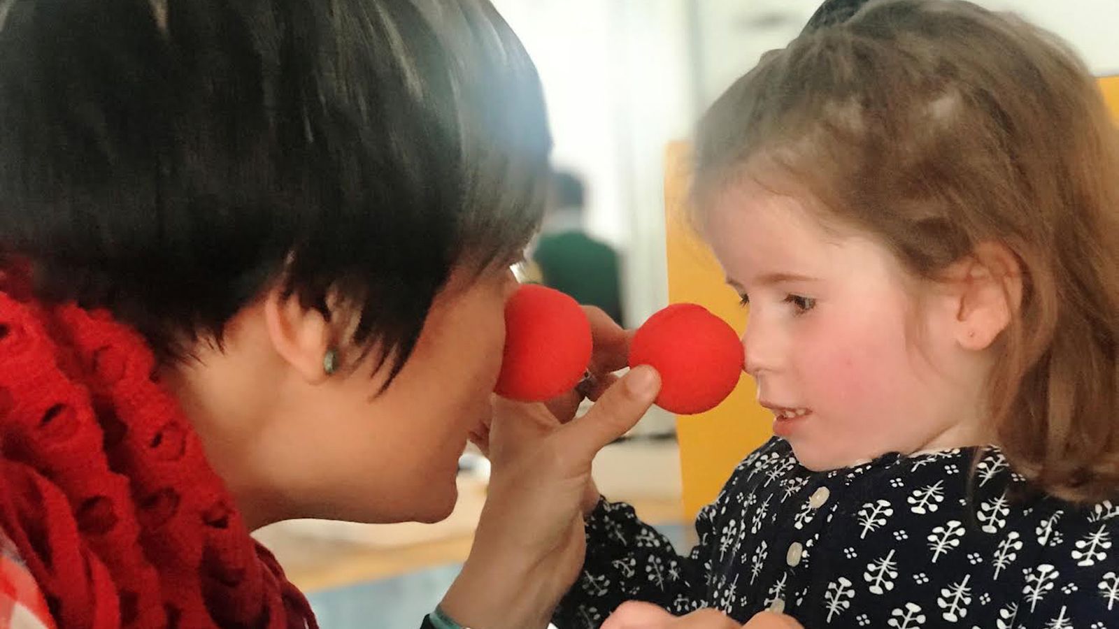 Una de las profesionales de Aspandle en plena actividad terapéutica con una menor