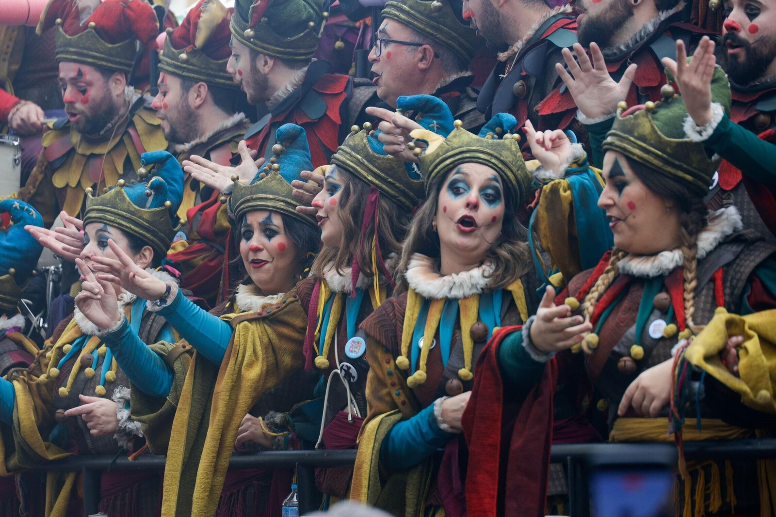Las imágenes de un domingo de Carnaval en Cádiz pasado por agua
