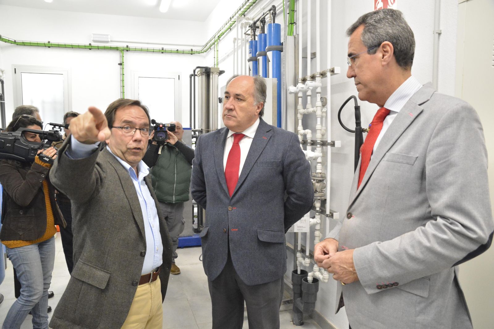 El directo, Mateo Sánchez (izquierda), junto al alcalde, José Ignacio Landaluce, y el edil Diego González.