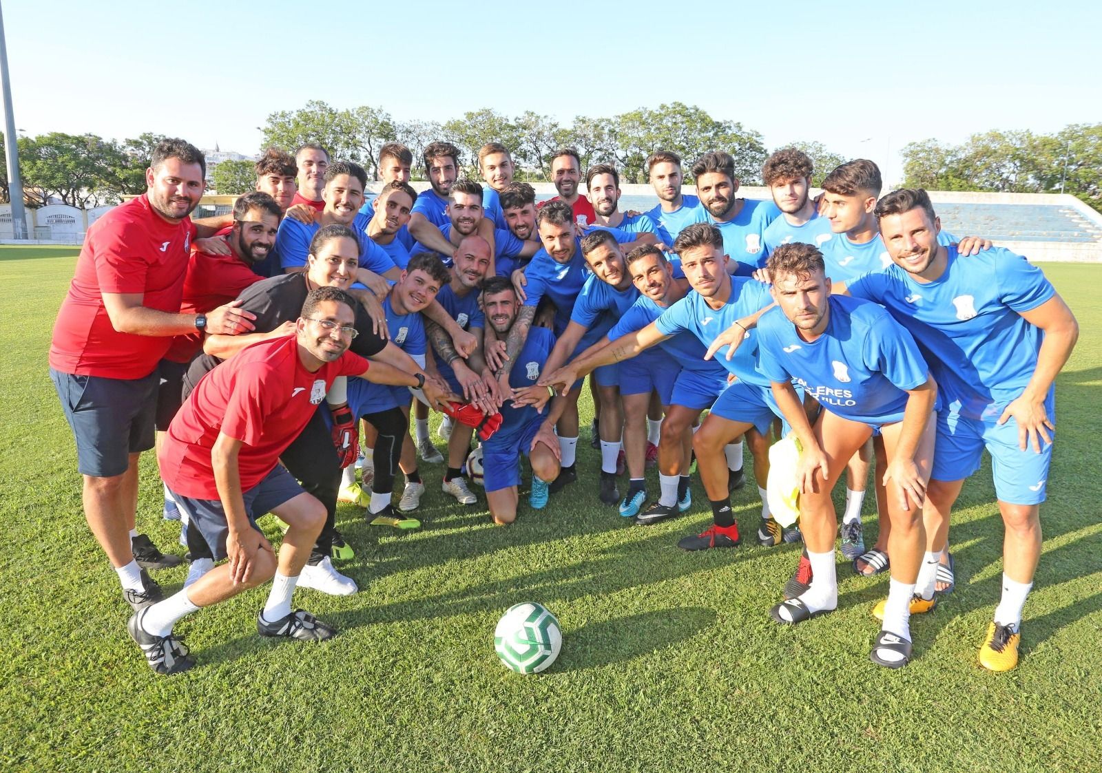 Plantilla y cuerpo técnico del Jerez Industrial, en La Juventud este viernes antes del último entrenamiento previo al partido contra el Balón.
