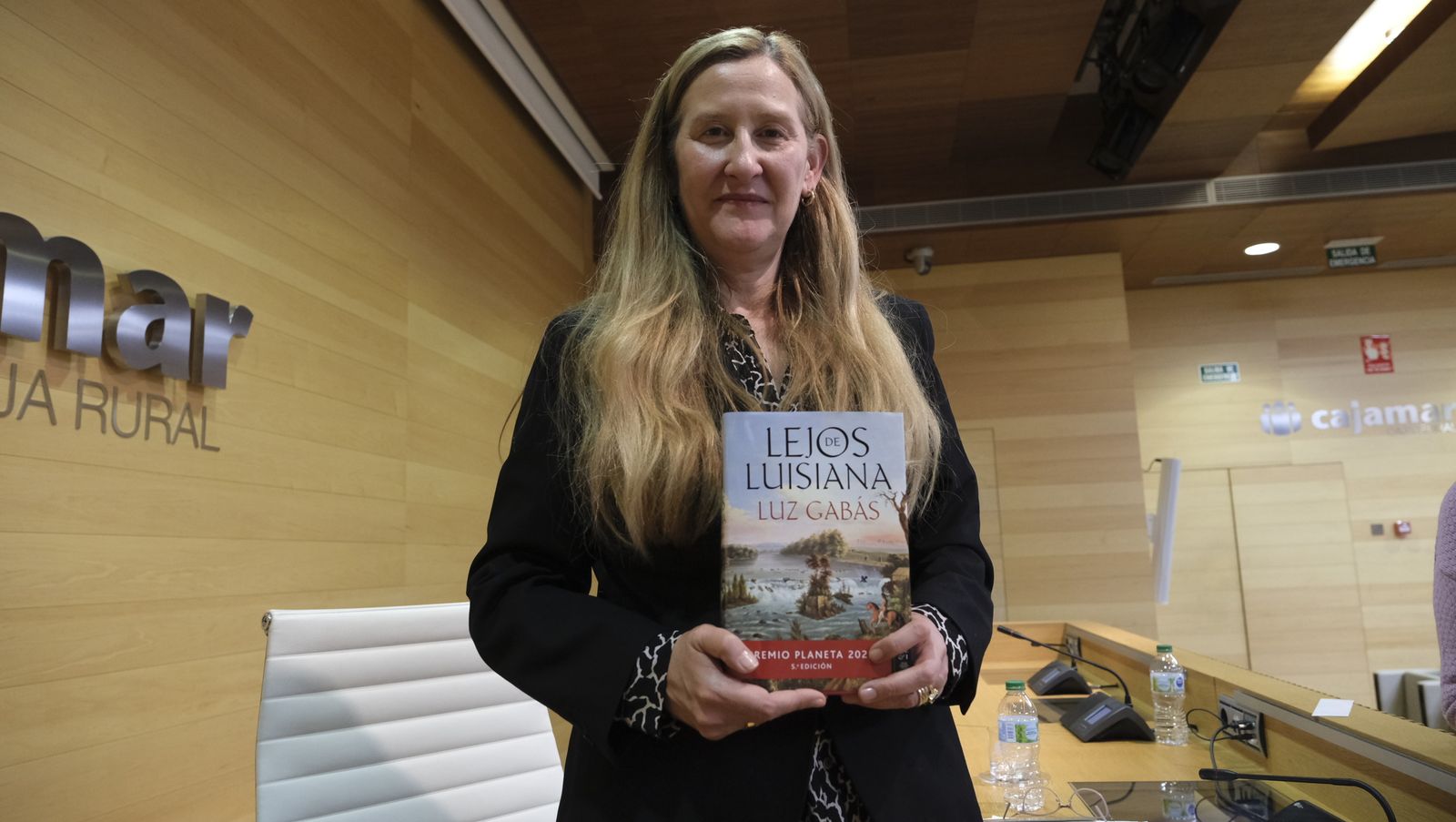 Imágenes del Diario de los Libros con la escritora ganadora del Premio Planeta 2022, Luz Gabás