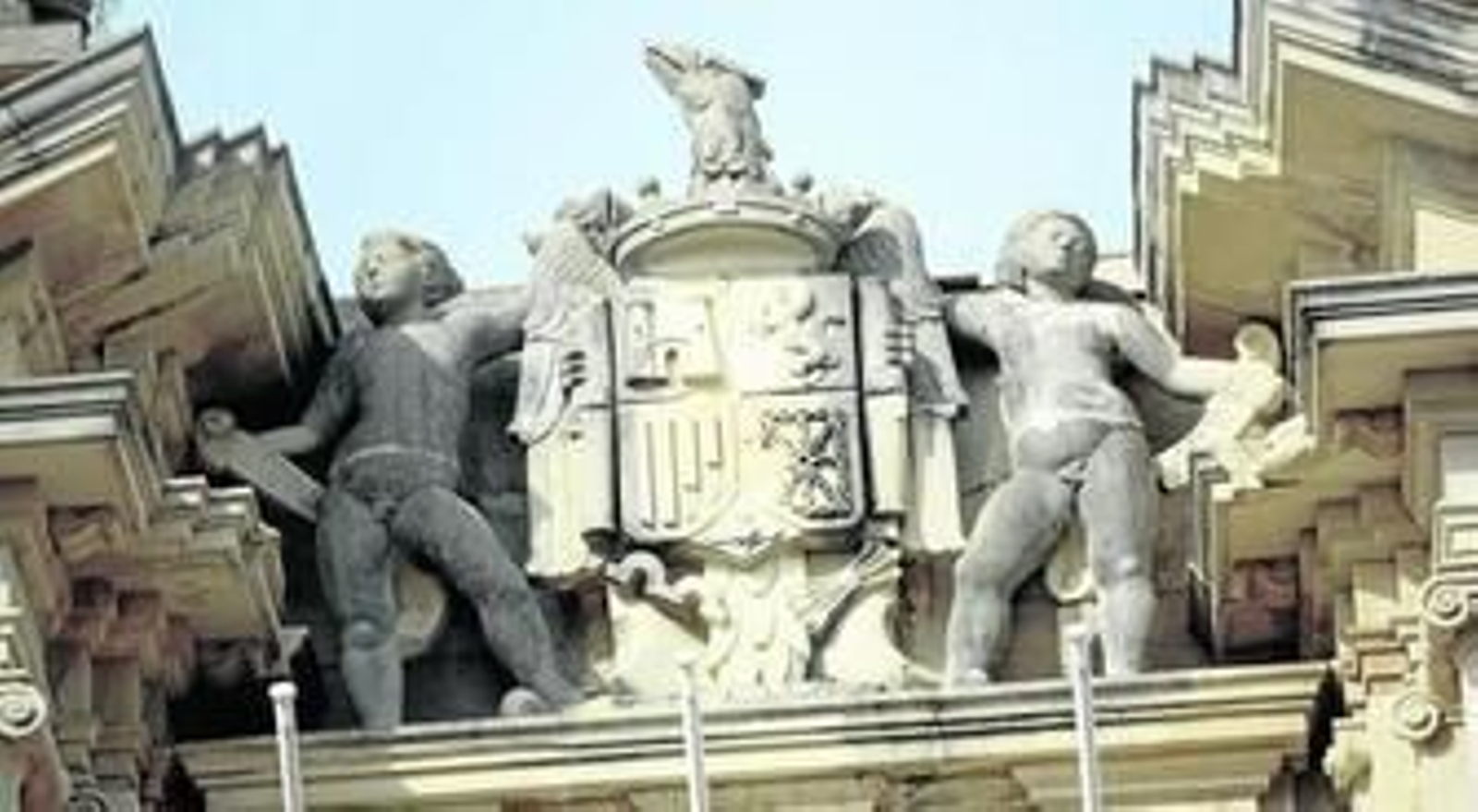 El 'águila' de la llamada Puerta de Ciencias, en la antigua Fábrica de Tabacos, es la de mayor mérito artístico de las que quedan en Sevilla.