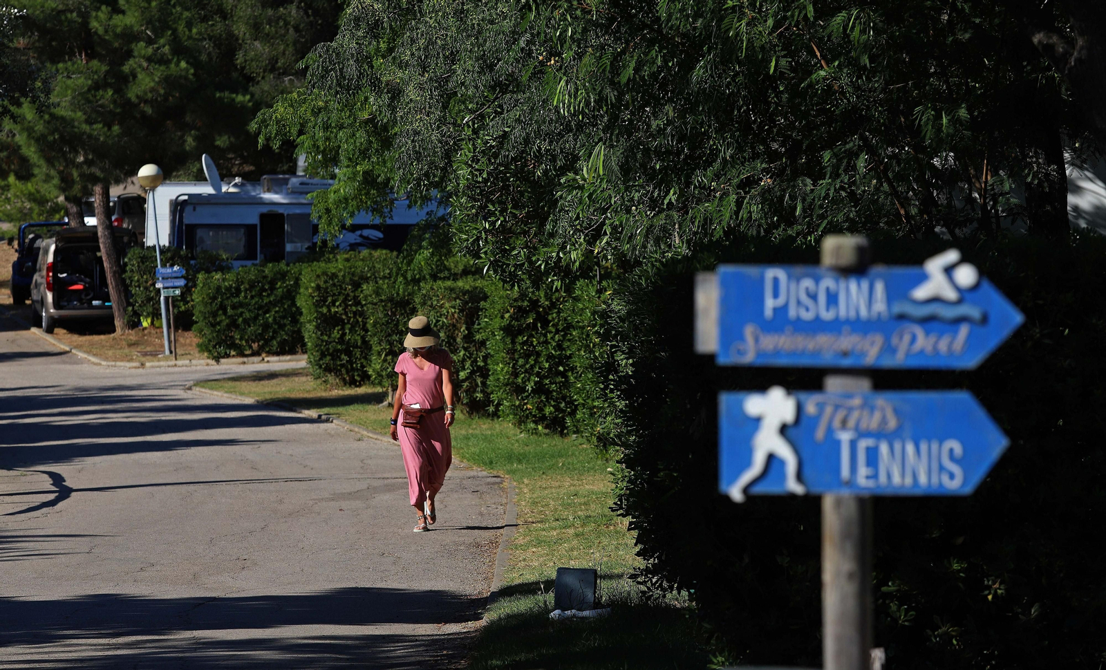 Una persona camina por un camping en Tarifa.
