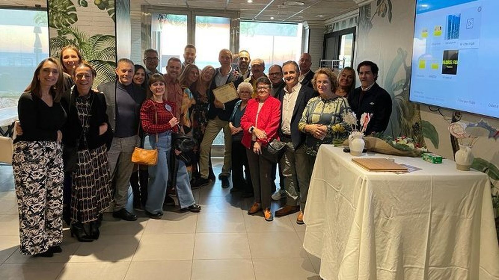 El homenajeado Miguel Sancha, en el centro, junto al grupo de compañeros durante su homenaje con motivo de su jubilación en la Escuela de Hostelería Fernando Quiñones.