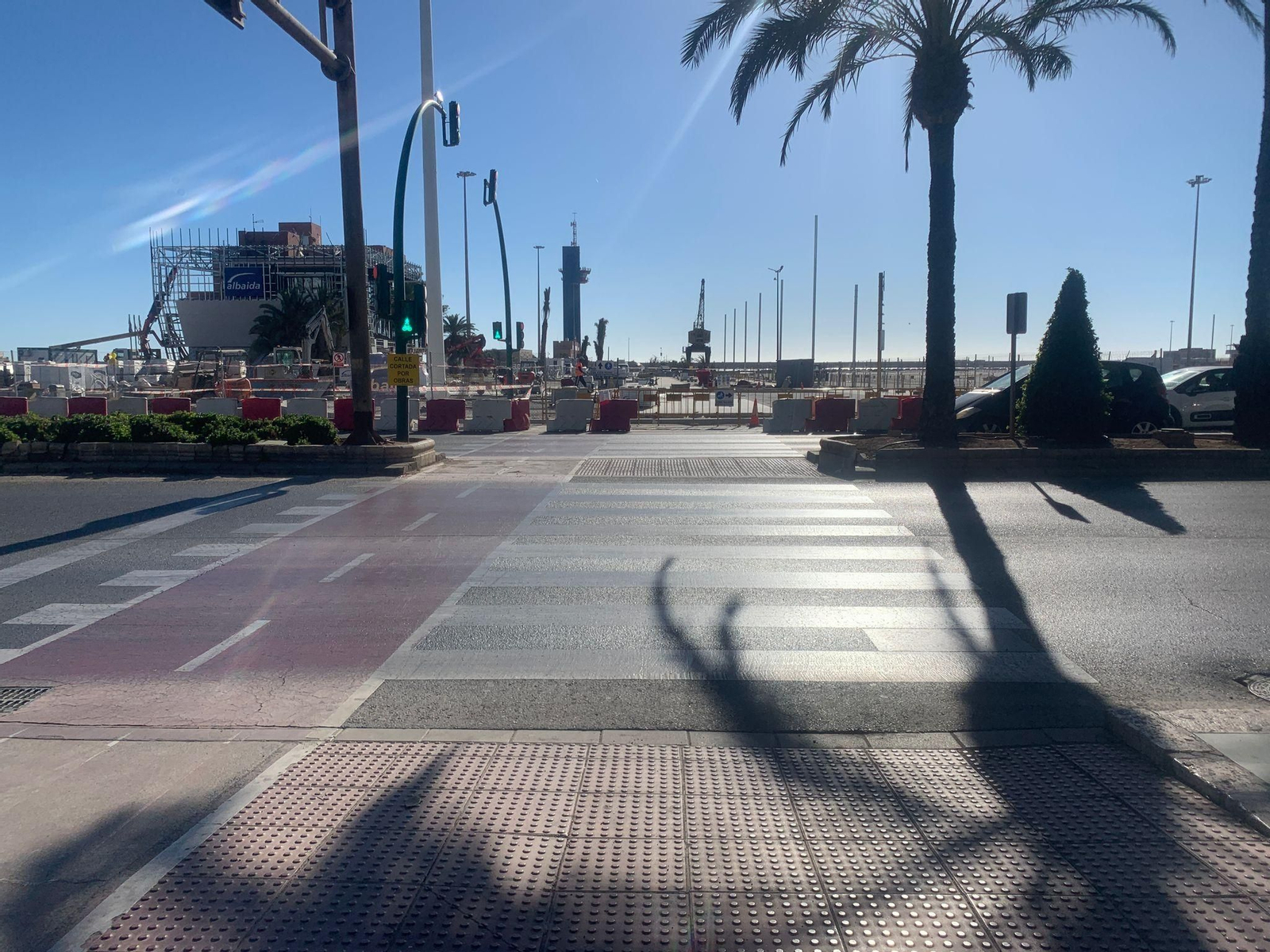 Paso peatonal al muelle de Levante, en obras.