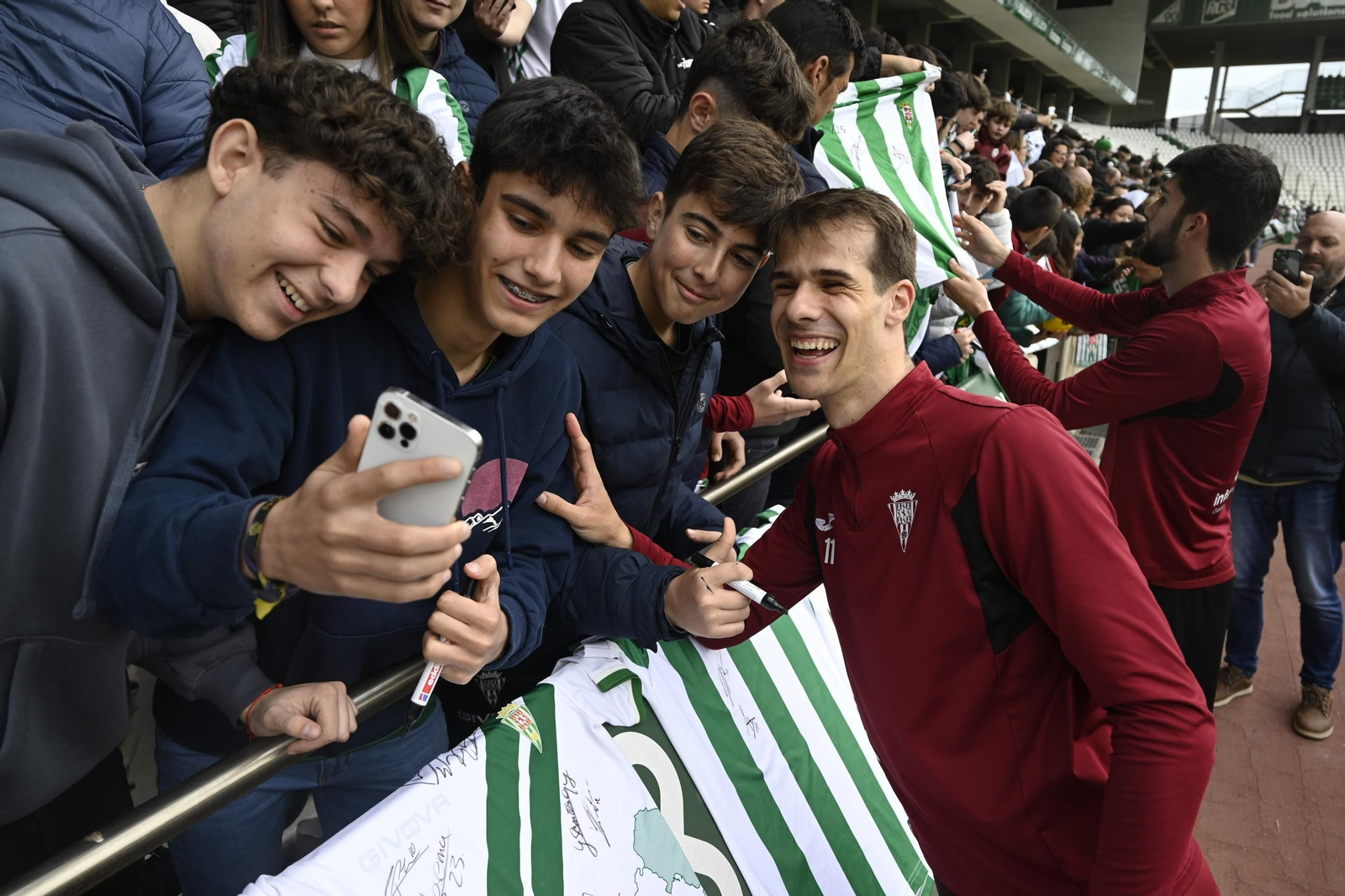 El Córdoba CF se deja querer por su afición en el Día de Andalucía
