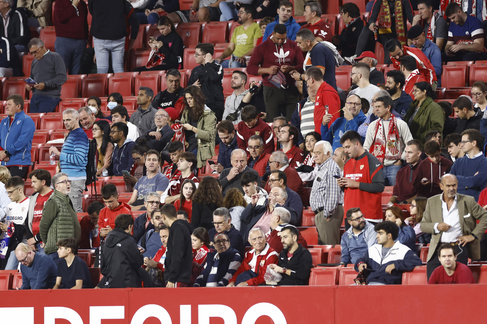 Búscate en las fotos del Sevilla FC-Real Sociedad