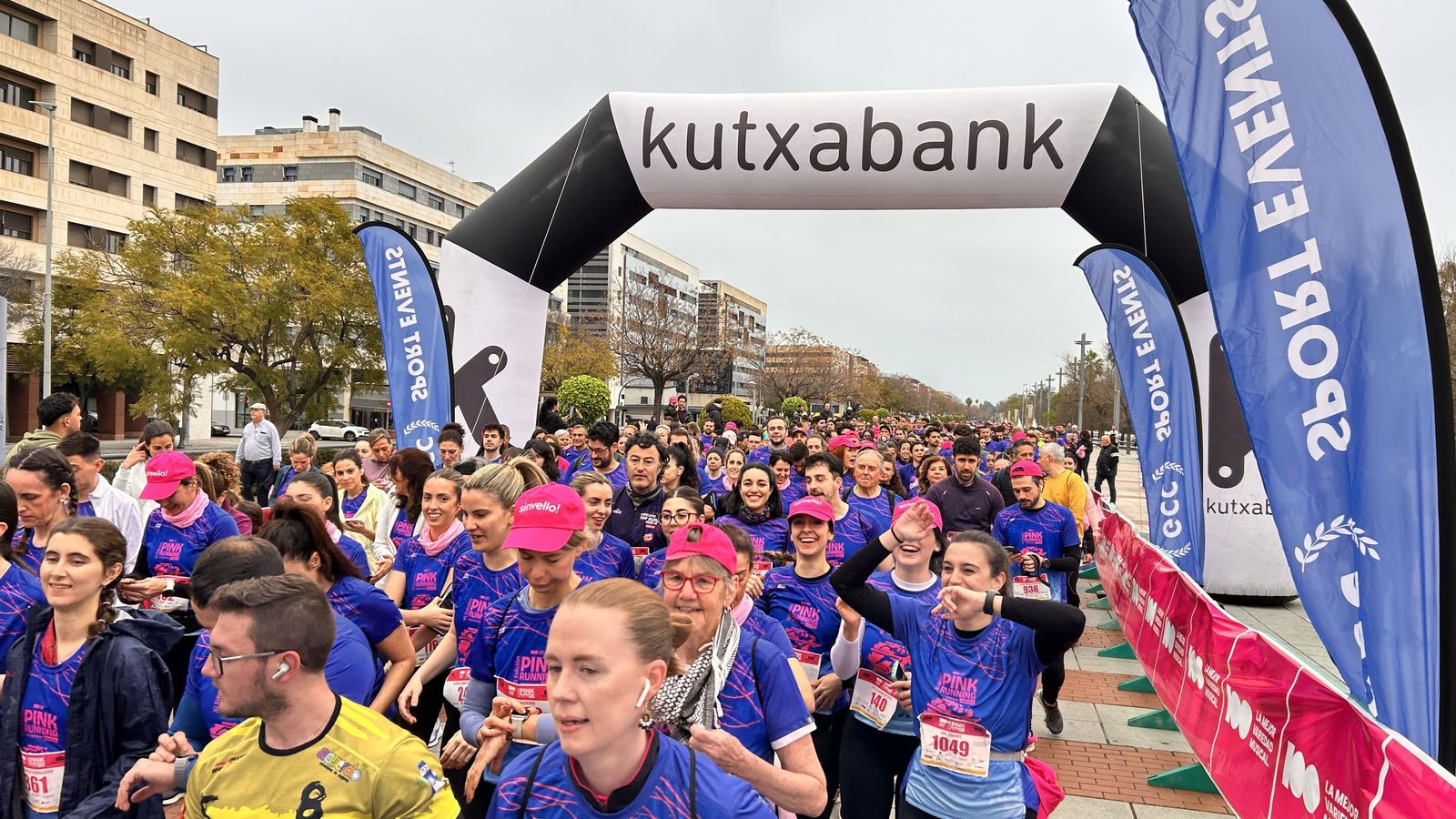 Varias corredoras, durante la salida de la Pink Running.
