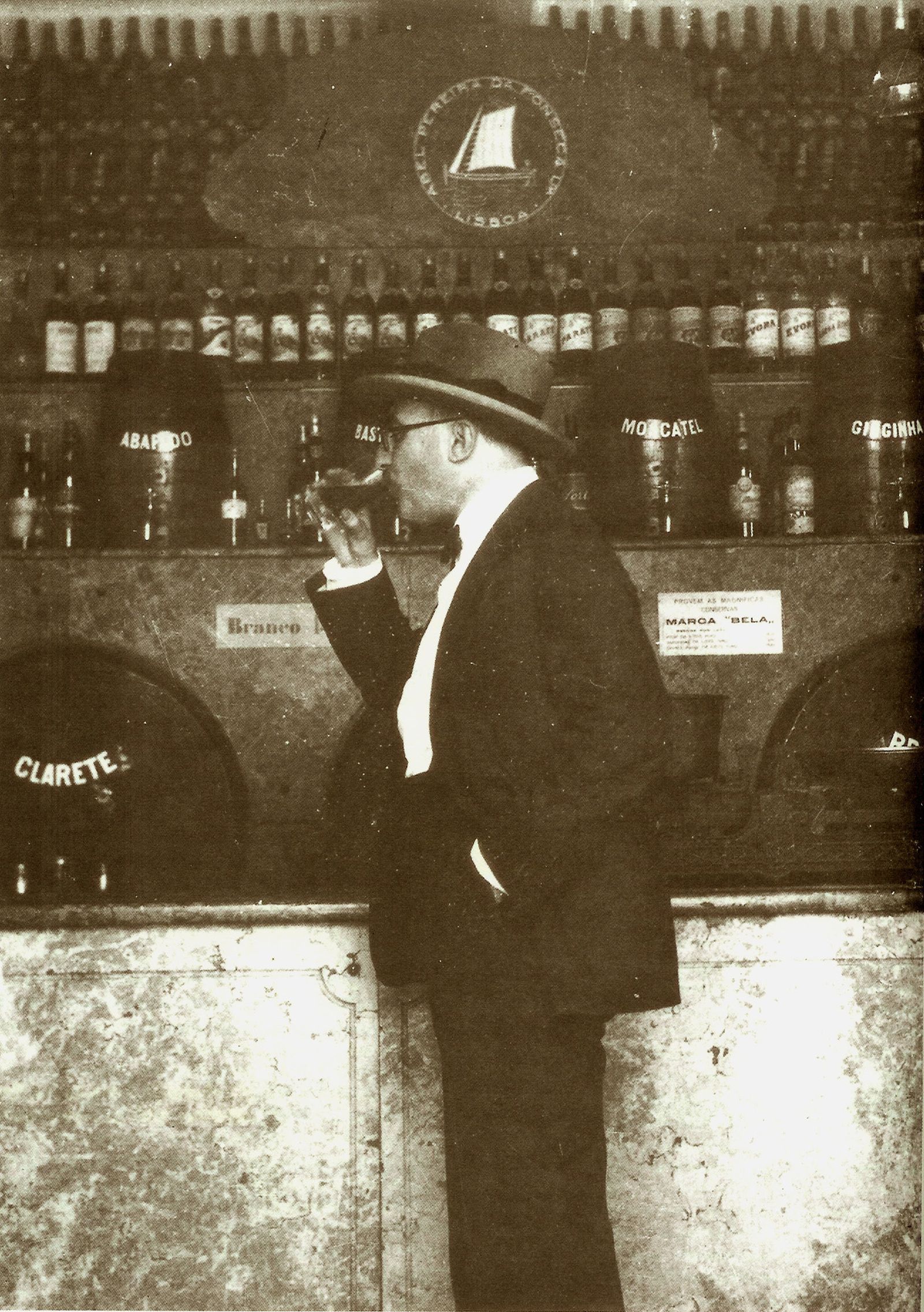 Pessoa, en la bodega lisboeta de la Sociedad Comercial Abel Pereira da Fonseca.
