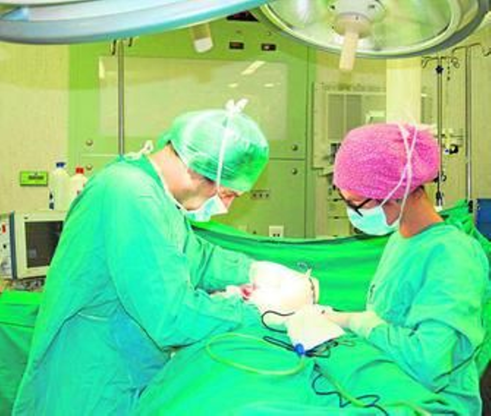 El cirujano plástico Leopoldo Cagigal durante una intervención.