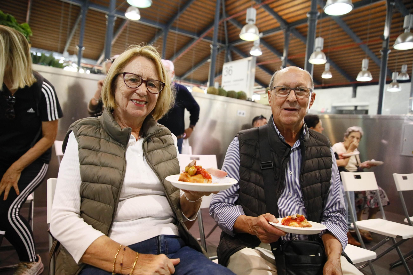 El tomate en el corazón de la cocina: Los martes gastronómicos en el mercado central de Almería, en imágenes