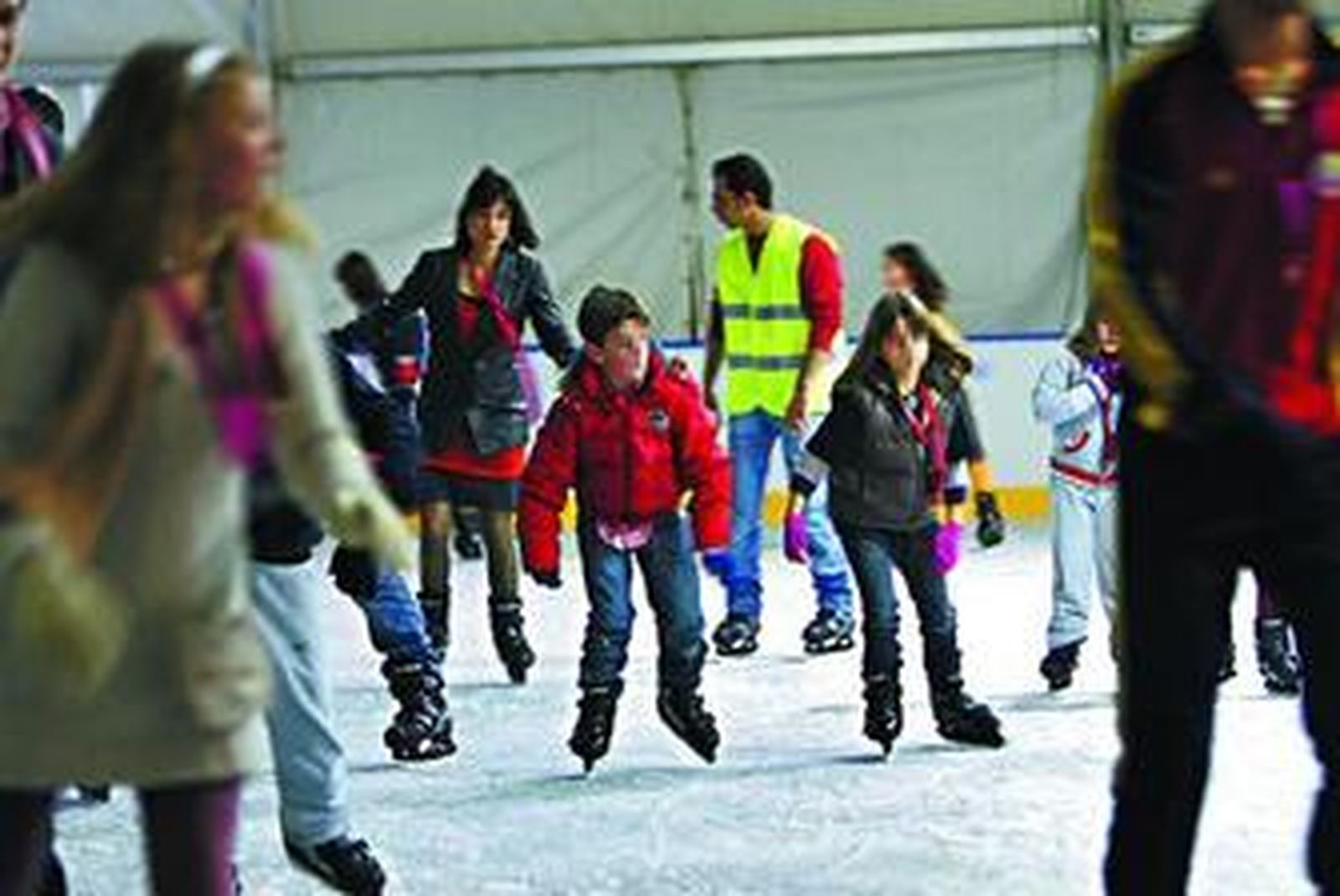 Pequeños y mayores disfrutaron de la pista de hielo en la jornada festiva de ayer.