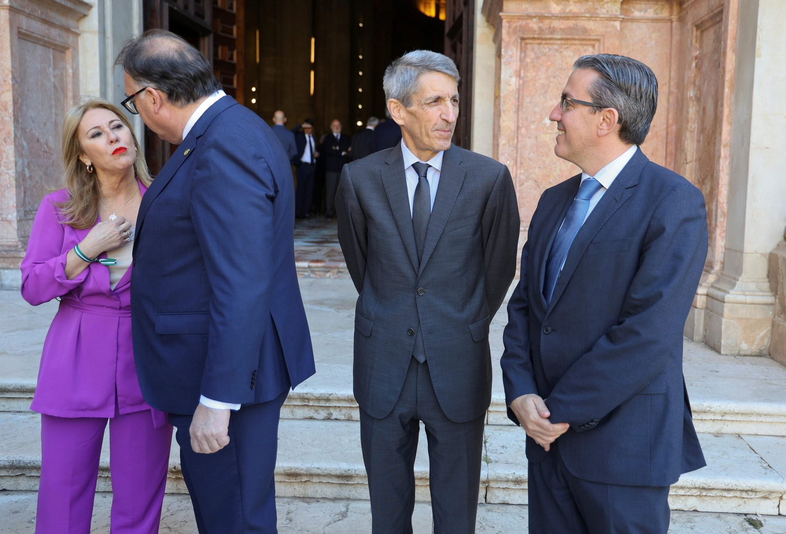 Colocan la primera viga de la nueva cubierta de la Catedral de Málaga, en fotos