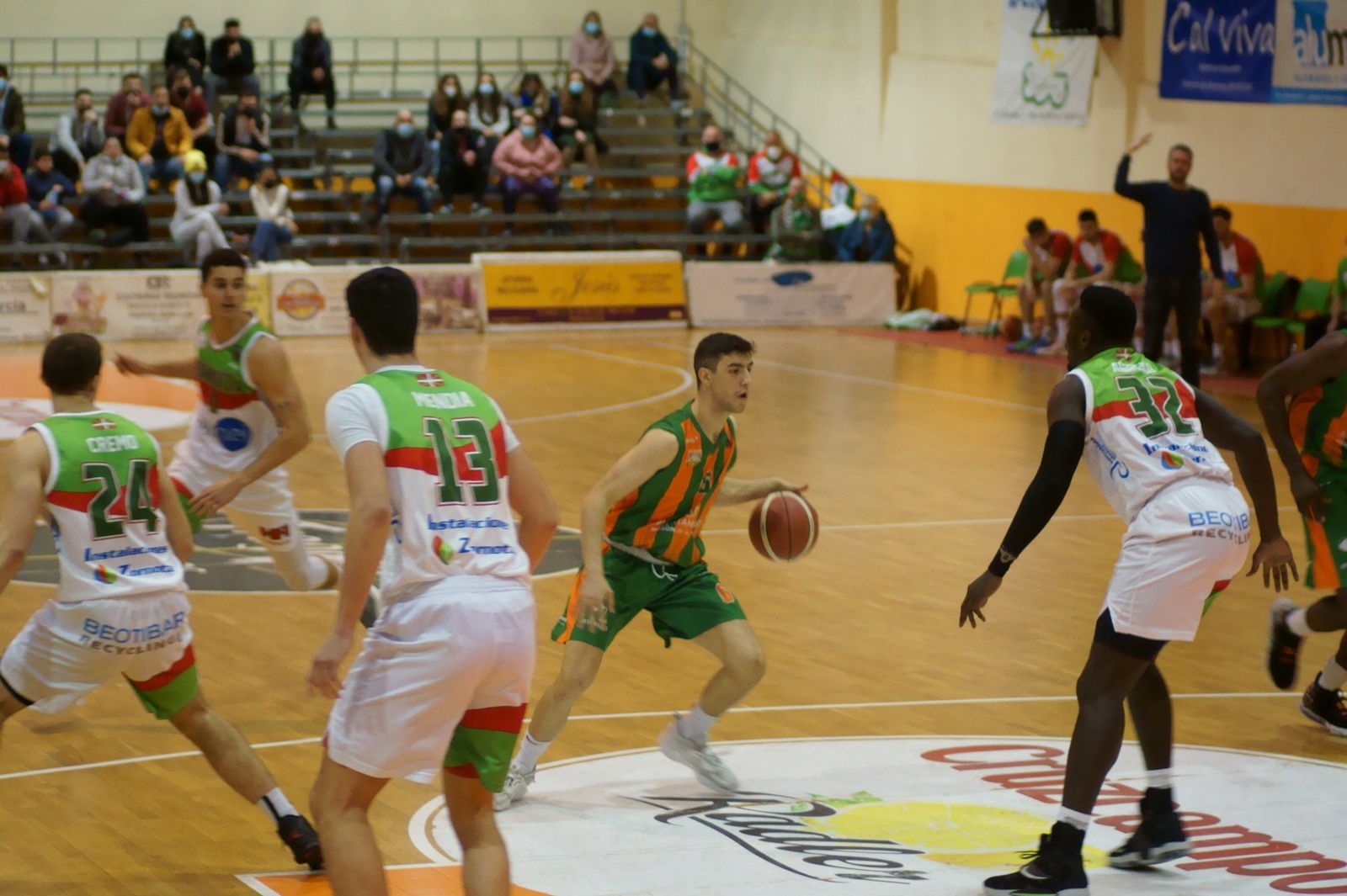 Pablo Marín, base del CB Morón, divide a la defensa del Zornotza.