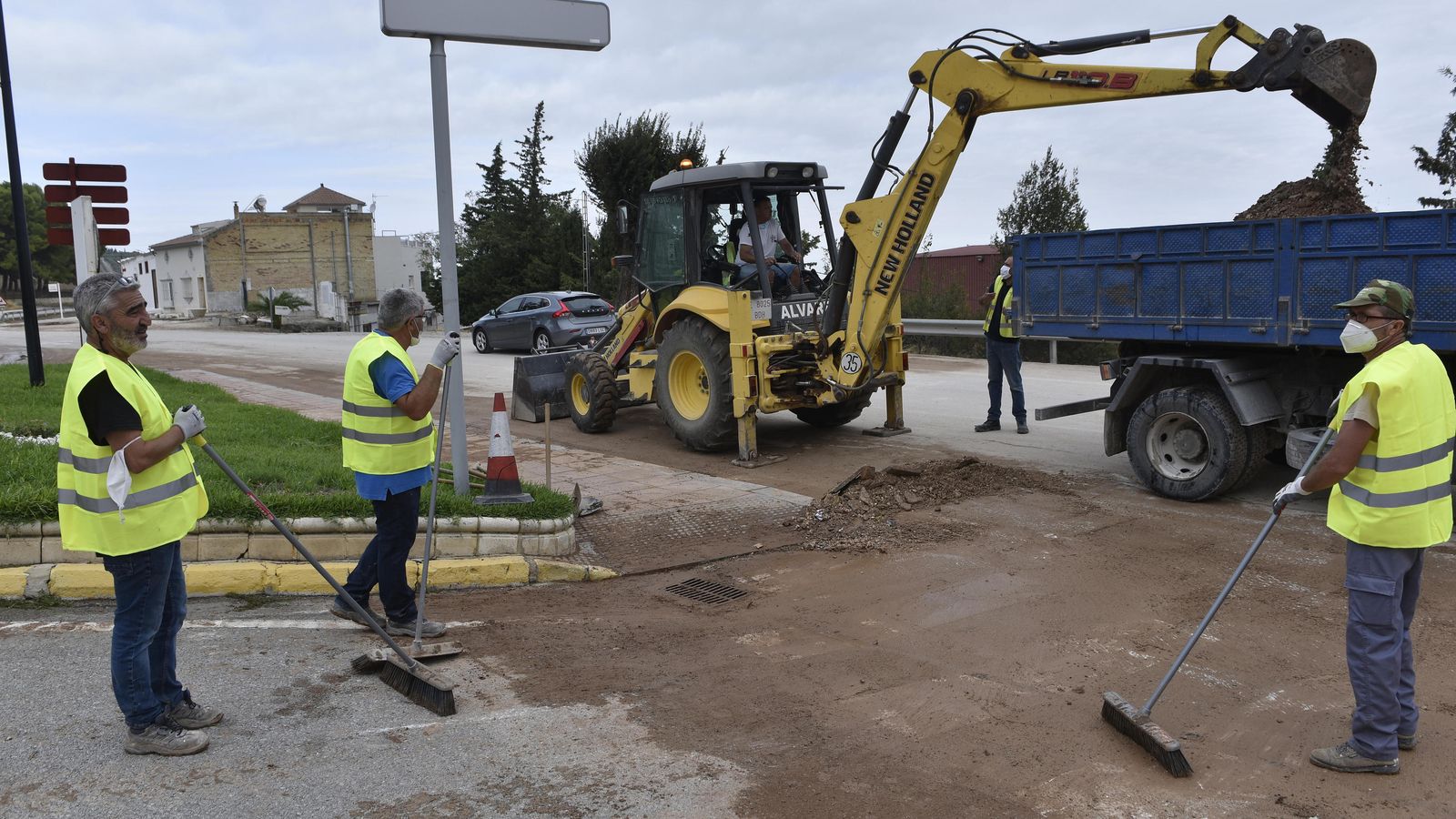 Tareas de limpieza en una de las avenidas principales del pueblo.