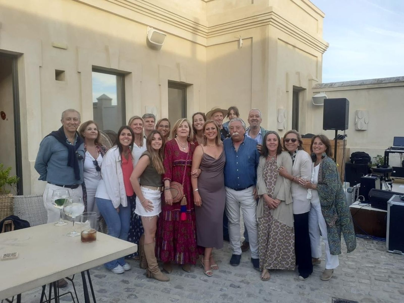 Javier Fernández Lahera, Muqui Oliden, Carmen Palacios, Momi  y Yeyo Crespo, Pili Almagro, Melele de la Yglesia, Javier Fernández Lahera, Belén  y Marta Crespo y África Montalbán, entre otros,  durante la actuación del grupo, en el Cuartel del Mar.