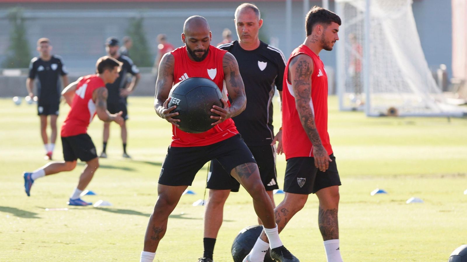 Marcao realiza ejercicios durante la sesión del entrenamiento.