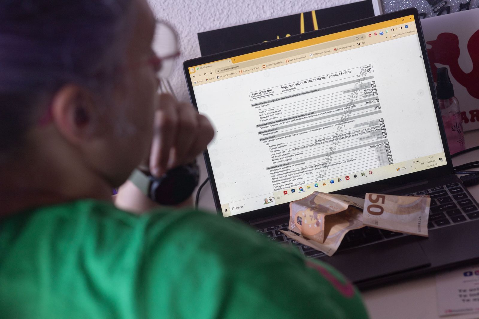 Una mujer hace la declaración de la renta  en un ordenador