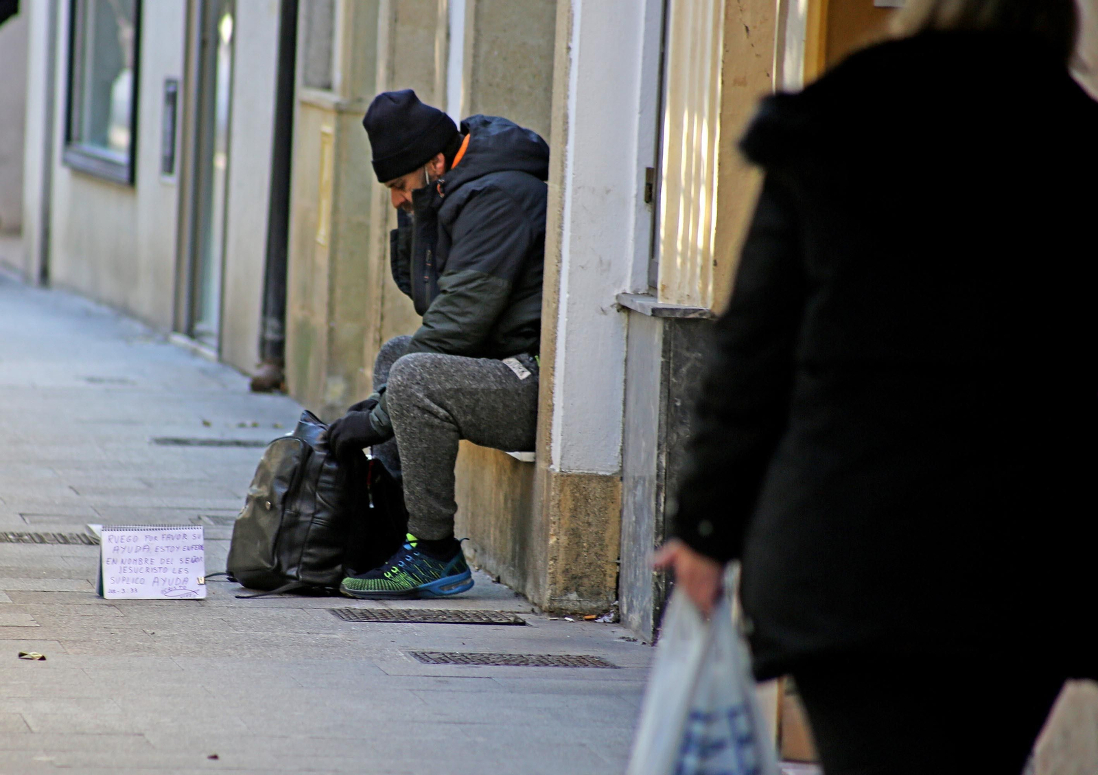 Una persona, pidiendo ayuda en una calle de Jerez.