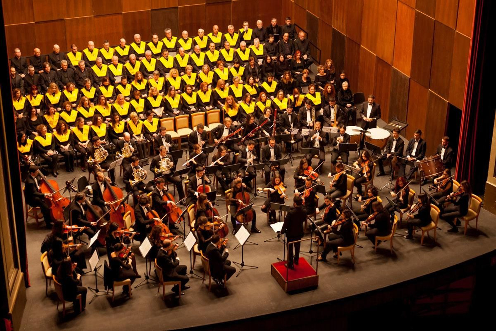 La Coral de la Universidad de Cádiz y la orquesta Álvarez Beigbeder, en el Falla. La Coral de la Universidad de Cádiz y la orquesta Álvarez Beigbeder, en el Falla.