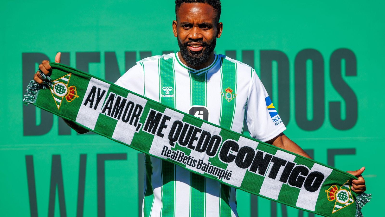Bakambu posa con una bufanda del Betis.