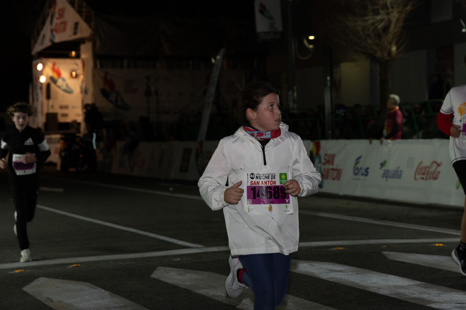 En imágenes: 2.000 atletas brillan con luz propia en la infantil de la Carrera de San Antón 2026